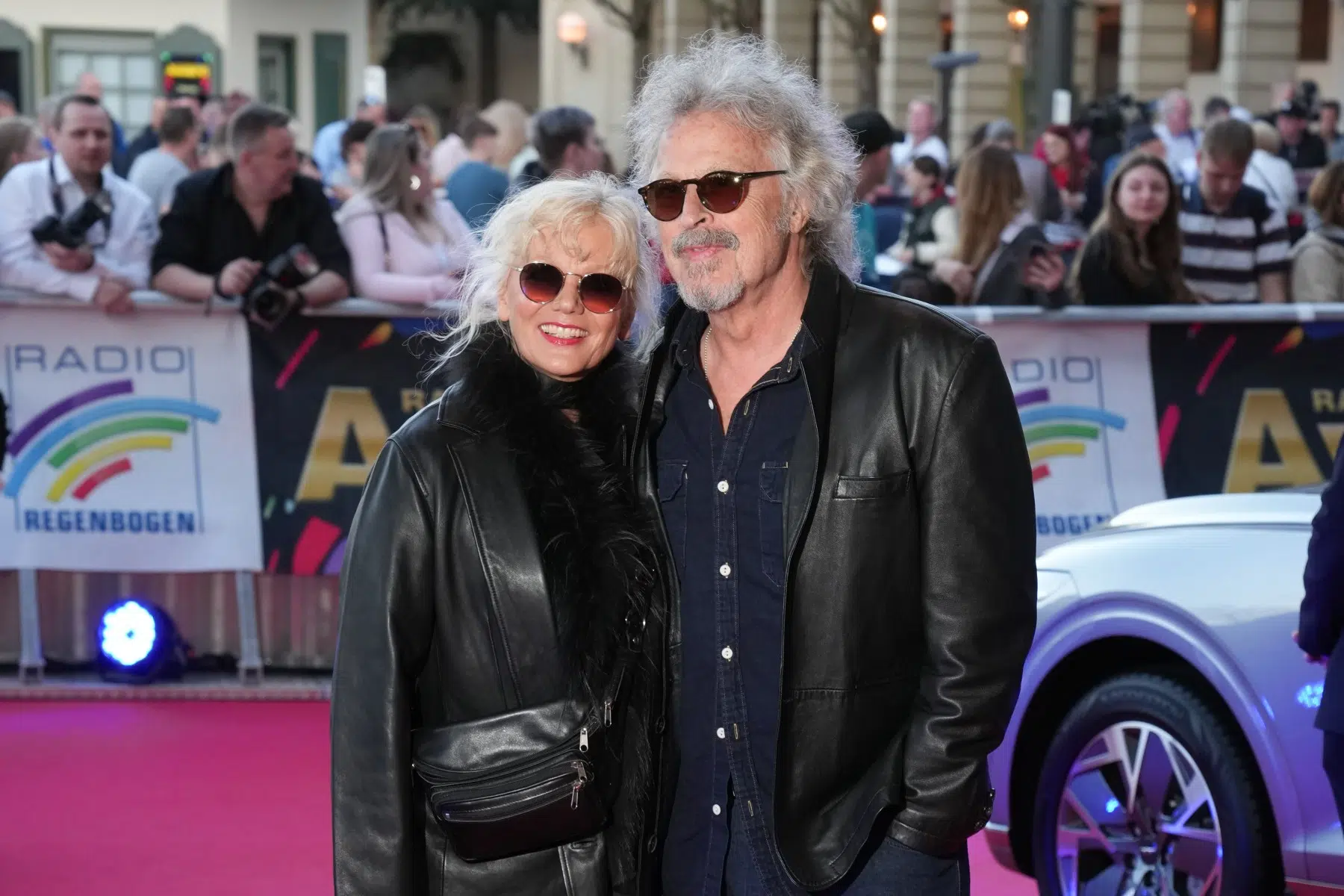 Wolfgang Niedecken mit Ehefrau Tina Golemiewski bei der Verleihung vom Radio Regenbogen Award 2025 im Europapark am 04.04.2025 in Rust. Wolfgang Niedecken mit Ehefrau Tina Golemiewski bei der Verleihung vom Radio Regenbogen Award 2025 im Europapark am 04.04.2025 in Rust.