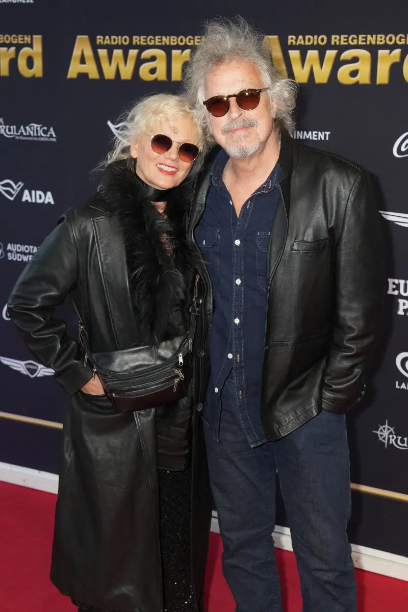 Wolfgang Niedecken mit Ehefrau Tina Golemiewski bei der Verleihung vom Radio Regenbogen Award 2025 im Europapark am 04.04.2025 in Rust. Wolfgang Niedecken mit Ehefrau Tina Golemiewski bei der Verleihung vom Radio Regenbogen Award 2025 im Europapark am 04.04.2025 in Rust.