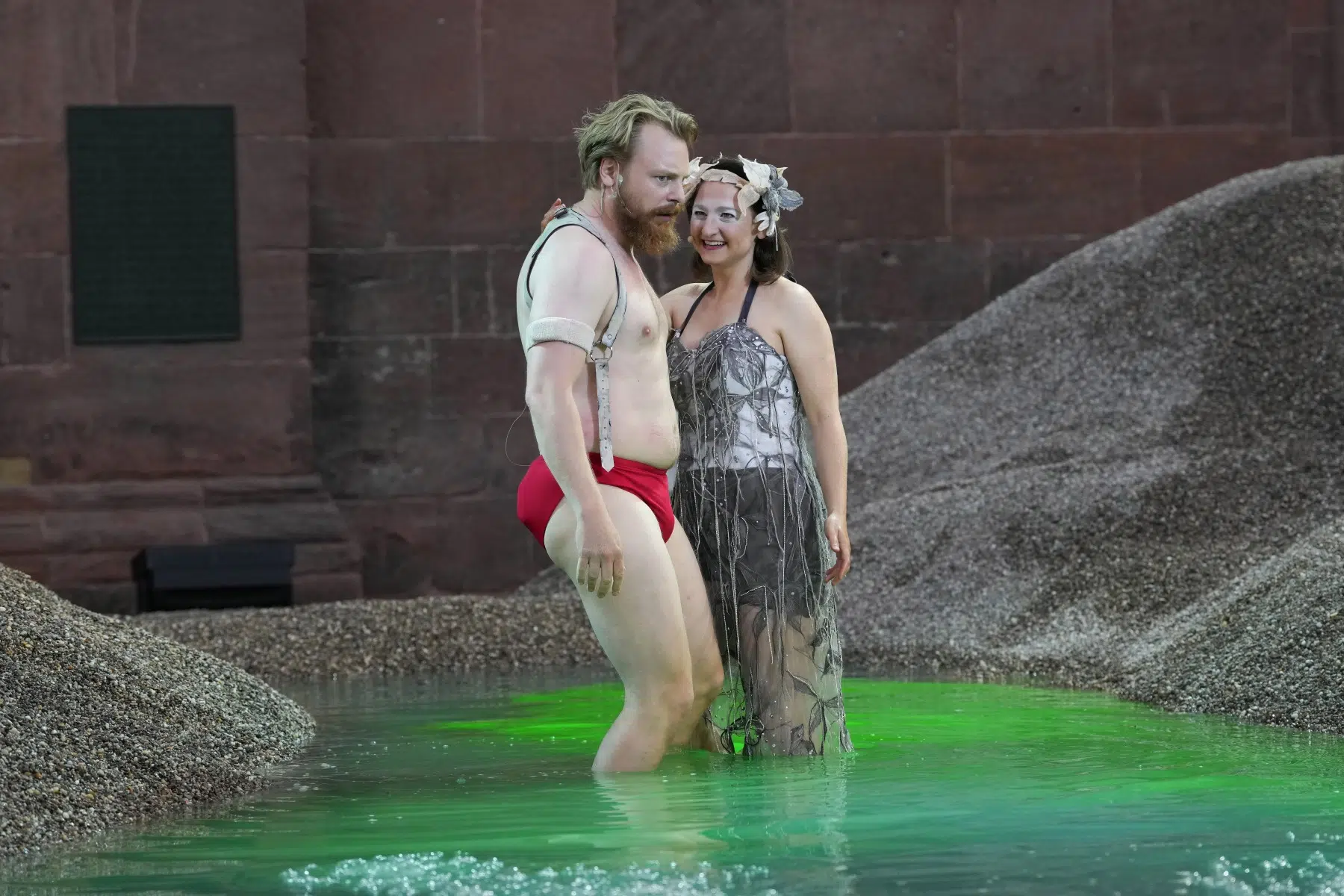 Eivin Nilsen Salthe als der norwegischer Held Siegfried, Lisa Natalie Arnold als Blatt bei der Fotoprobe für das Stück „SEE AUS ASCHE – Das Lied der Nibelungen“. Die Nibelungenfestspiele werden vom 11. bis 27. Juli auf der Freilichtbühne vor dem Wormser Dom aufgeführt. Eivin Nilsen Salthe als der norwegischer Held Siegfried, Lisa Natalie Arnold als Blatt bei der Fotoprobe für das Stück „SEE AUS ASCHE – Das Lied der Nibelungen“. Die Nibelungenfestspiele werden vom 11. bis 27. Juli auf der Freilichtbühne vor dem Wormser Dom aufgeführt.