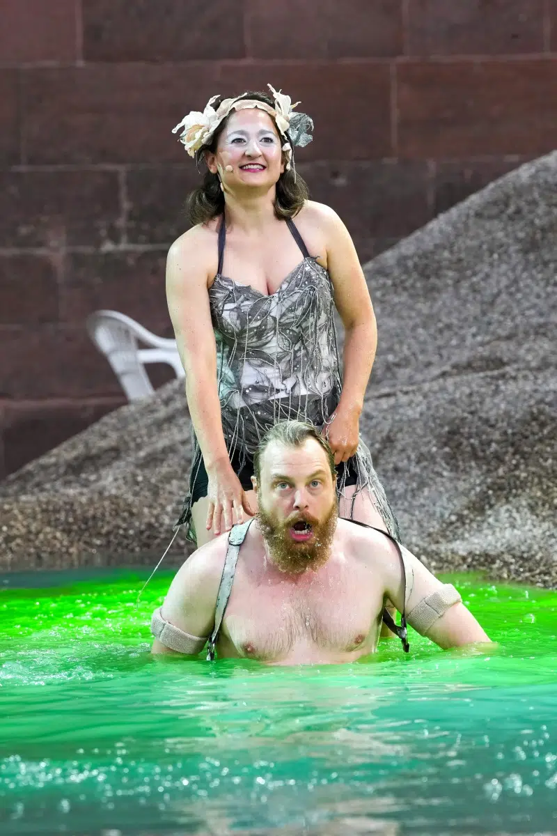 Eivin Nilsen Salthe als der norwegischer Held Siegfried, Lisa Natalie Arnold als Blatt bei der Fotoprobe für das Stück „SEE AUS ASCHE – Das Lied der Nibelungen“. Die Nibelungenfestspiele werden vom 11. bis 27. Juli auf der Freilichtbühne vor dem Wormser Dom aufgeführt. Eivin Nilsen Salthe als der norwegischer Held Siegfried, Lisa Natalie Arnold als Blatt bei der Fotoprobe für das Stück „SEE AUS ASCHE – Das Lied der Nibelungen“. Die Nibelungenfestspiele werden vom 11. bis 27. Juli auf der Freilichtbühne vor dem Wormser Dom aufgeführt.
