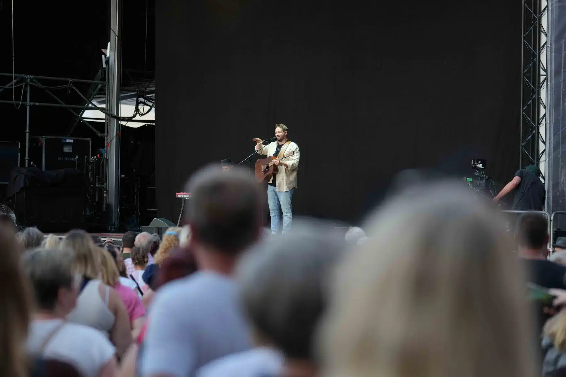 Florian Künstler (Support Max Giesinger) auf dem Sonderkonzert Jazz & Joy 2023 in Worms. Florian Künstler (Support Max Giesinger) auf dem Sonderkonzert Jazz & Joy 2023 in Worms.