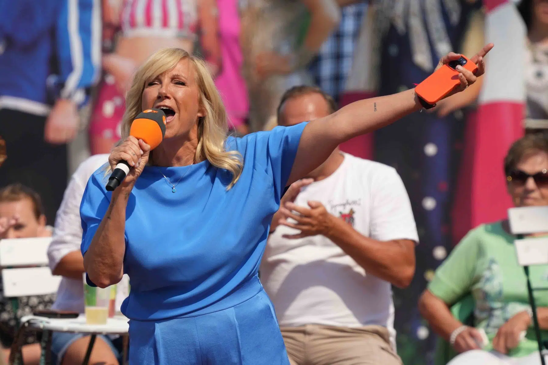Moderatorin Andrea Kiwi Kiewel in der Unterhaltungsshow ZDF Fernsehgarten am 12.05.2024 in Mainz. Moderatorin Andrea Kiwi Kiewel in der Unterhaltungsshow ZDF Fernsehgarten am 12.05.2024 in Mainz.