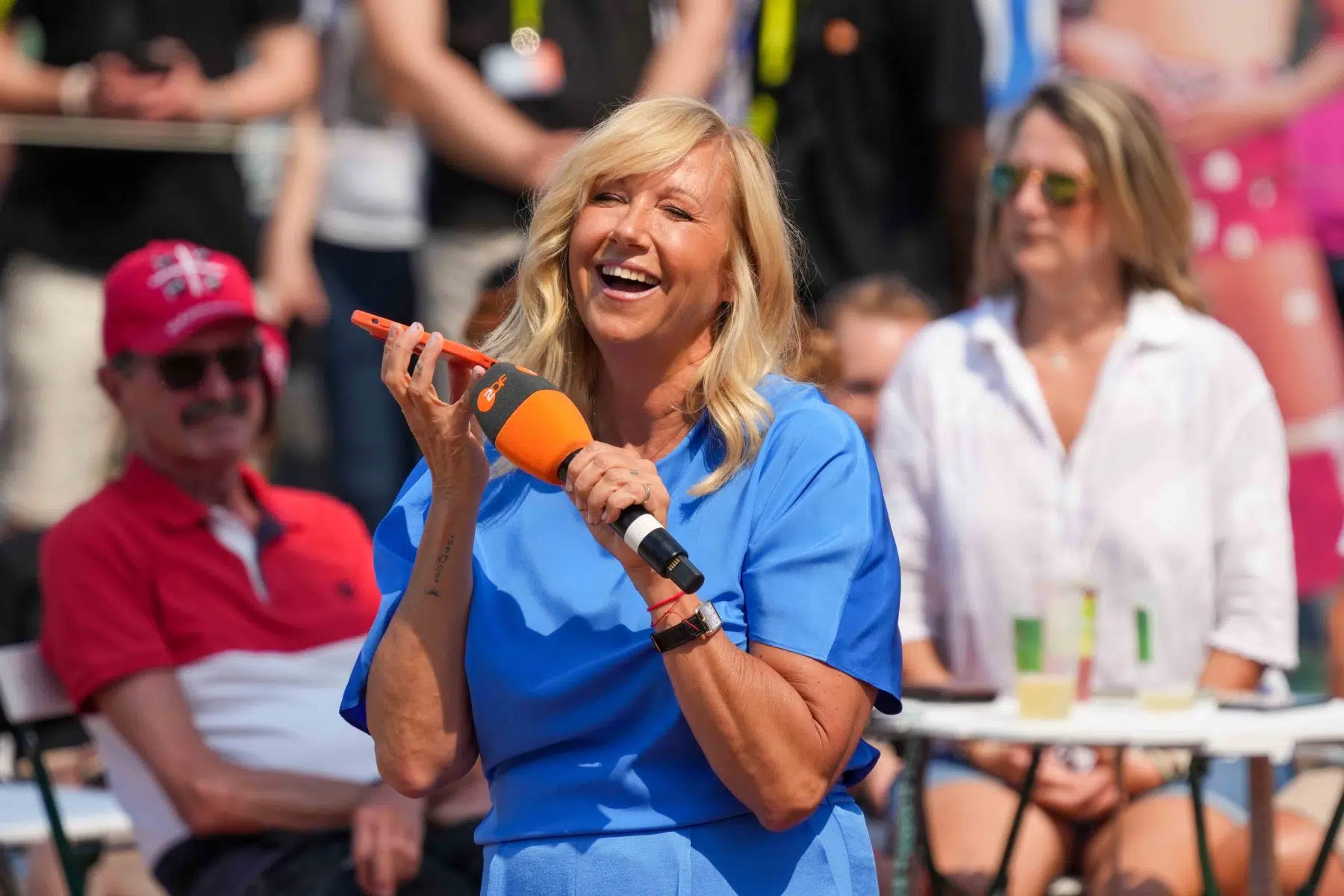 Moderatorin Andrea Kiwi Kiewel in der Unterhaltungsshow ZDF Fernsehgarten am 12.05.2024 in Mainz. Moderatorin Andrea Kiwi Kiewel in der Unterhaltungsshow ZDF Fernsehgarten am 12.05.2024 in Mainz.