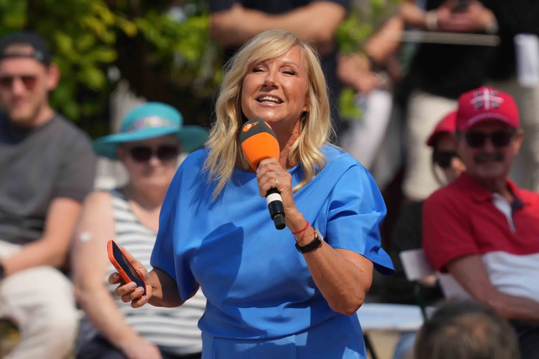 Moderatorin Andrea Kiwi Kiewel in der Unterhaltungsshow ZDF Fernsehgarten am 12.05.2024 in Mainz. Moderatorin Andrea Kiwi Kiewel in der Unterhaltungsshow ZDF Fernsehgarten am 12.05.2024 in Mainz.