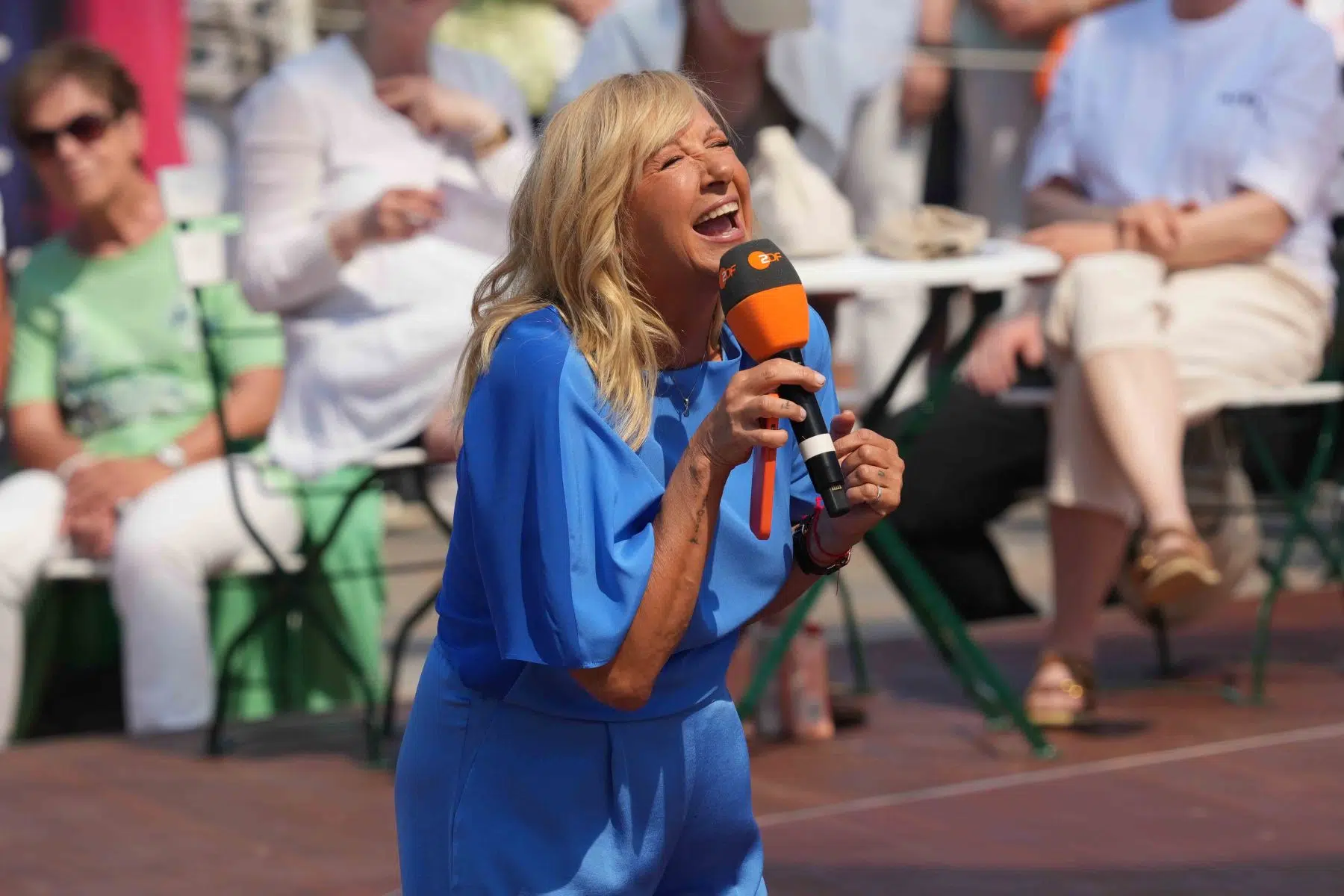 Moderatorin Andrea Kiwi Kiewel in der Unterhaltungsshow ZDF Fernsehgarten am 12.05.2024 in Mainz. Moderatorin Andrea Kiwi Kiewel in der Unterhaltungsshow ZDF Fernsehgarten am 12.05.2024 in Mainz.