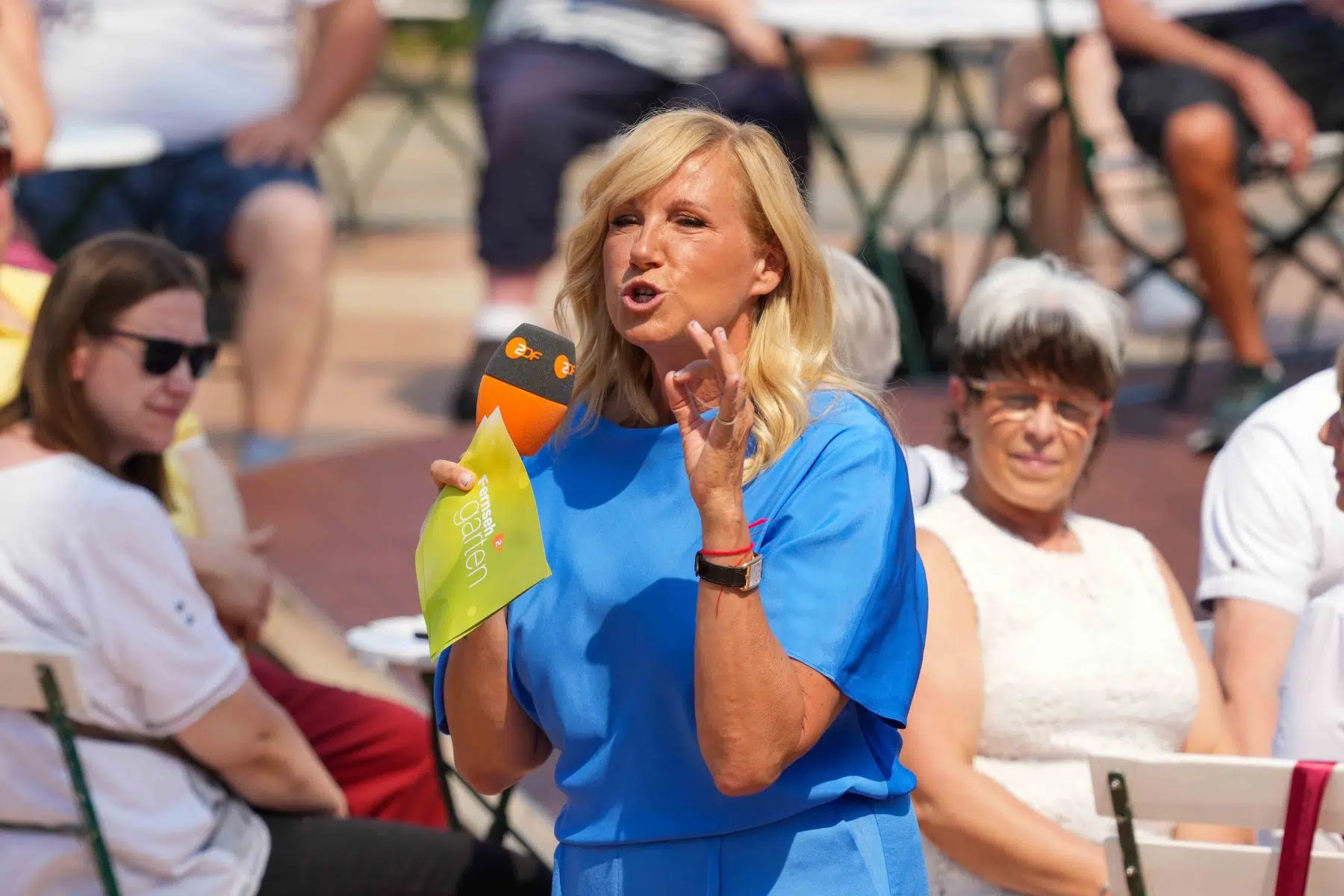 Moderatorin Andrea Kiwi Kiewel in der Unterhaltungsshow ZDF Fernsehgarten am 12.05.2024 in Mainz. Moderatorin Andrea Kiwi Kiewel in der Unterhaltungsshow ZDF Fernsehgarten am 12.05.2024 in Mainz.