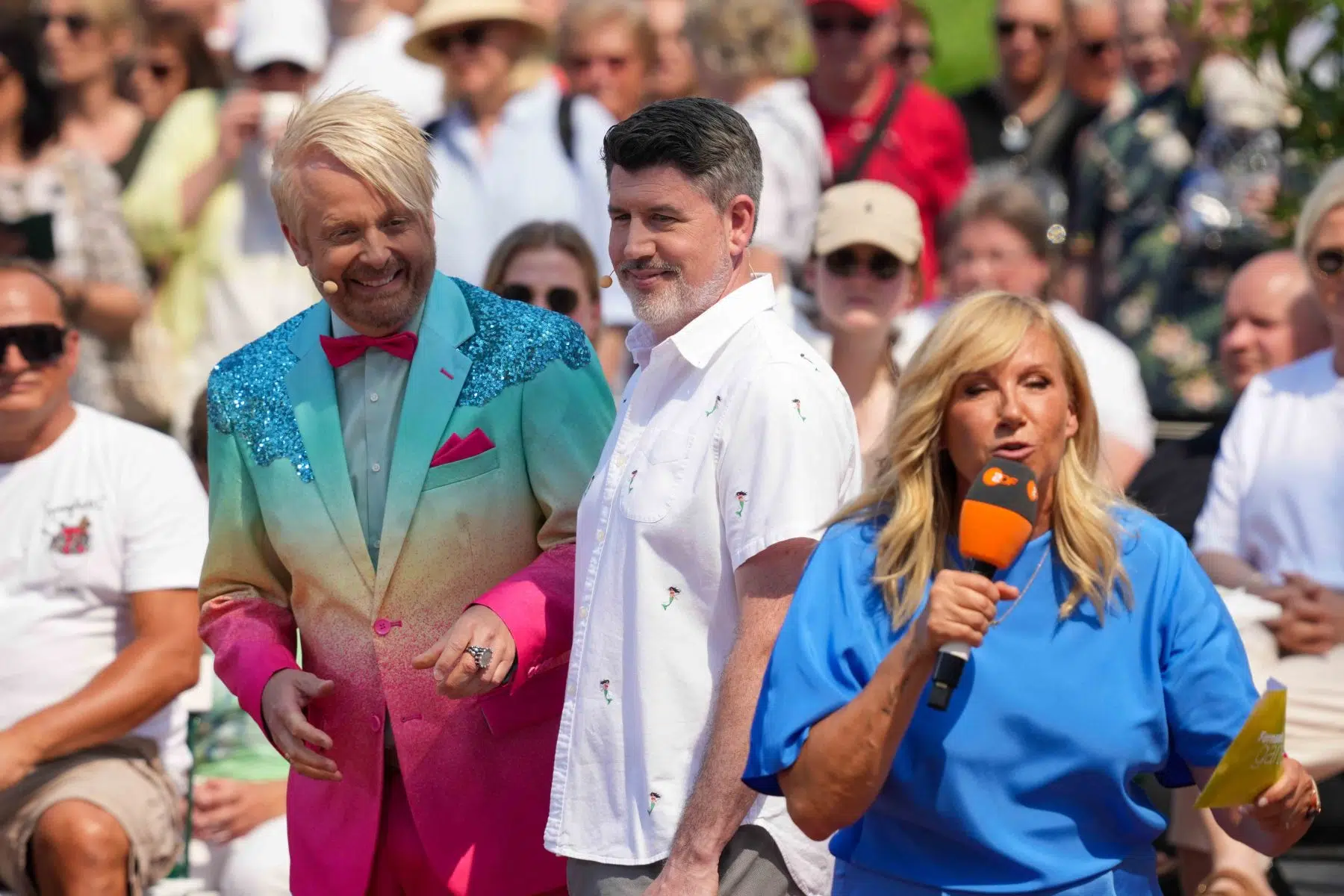 Moderatorin Andrea Kiwi Kiewel mit Sänger Ross Antony & Paul Reeves in der Unterhaltungsshow ZDF Fernsehgarten am 12.05.2024 in Mainz. Moderatorin Andrea Kiwi Kiewel mit Sänger Ross Antony & Paul Reeves in der Unterhaltungsshow ZDF Fernsehgarten am 12.05.2024 in Mainz.