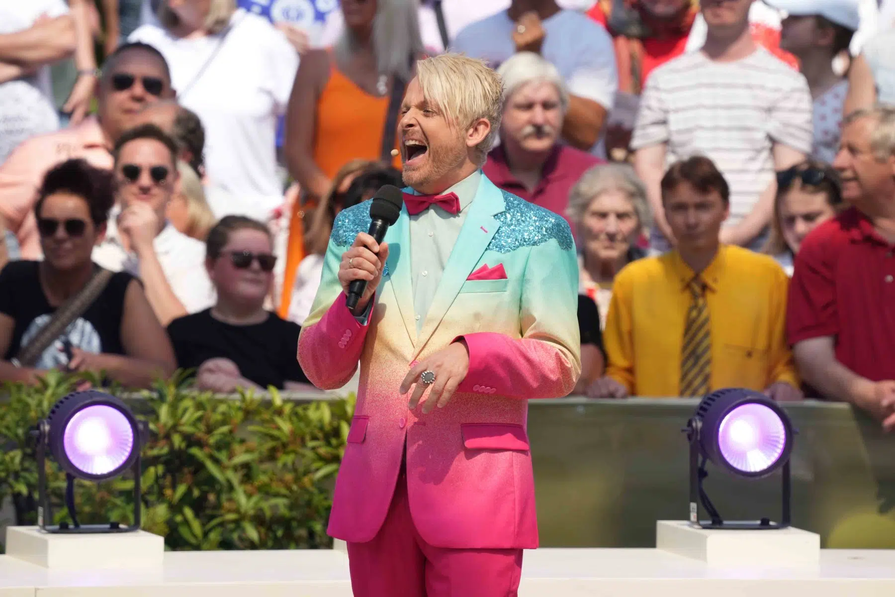 Sänger Ross Antony in der Unterhaltungsshow ZDF Fernsehgarten am 12.05.2024 in Mainz. Sänger Ross Antony in der Unterhaltungsshow ZDF Fernsehgarten am 12.05.2024 in Mainz.