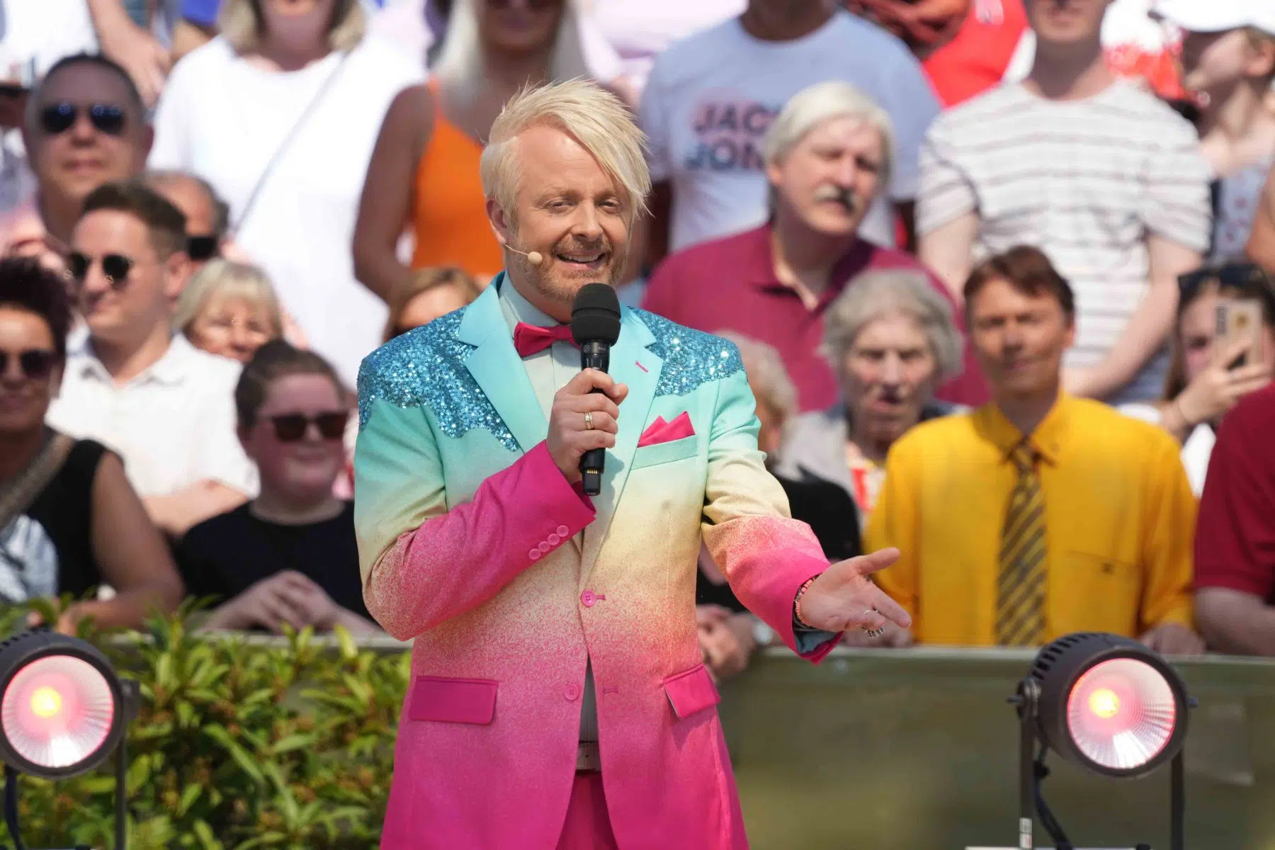 Sänger Ross Antony in der Unterhaltungsshow ZDF Fernsehgarten am 12.05.2024 in Mainz. Sänger Ross Antony in der Unterhaltungsshow ZDF Fernsehgarten am 12.05.2024 in Mainz.