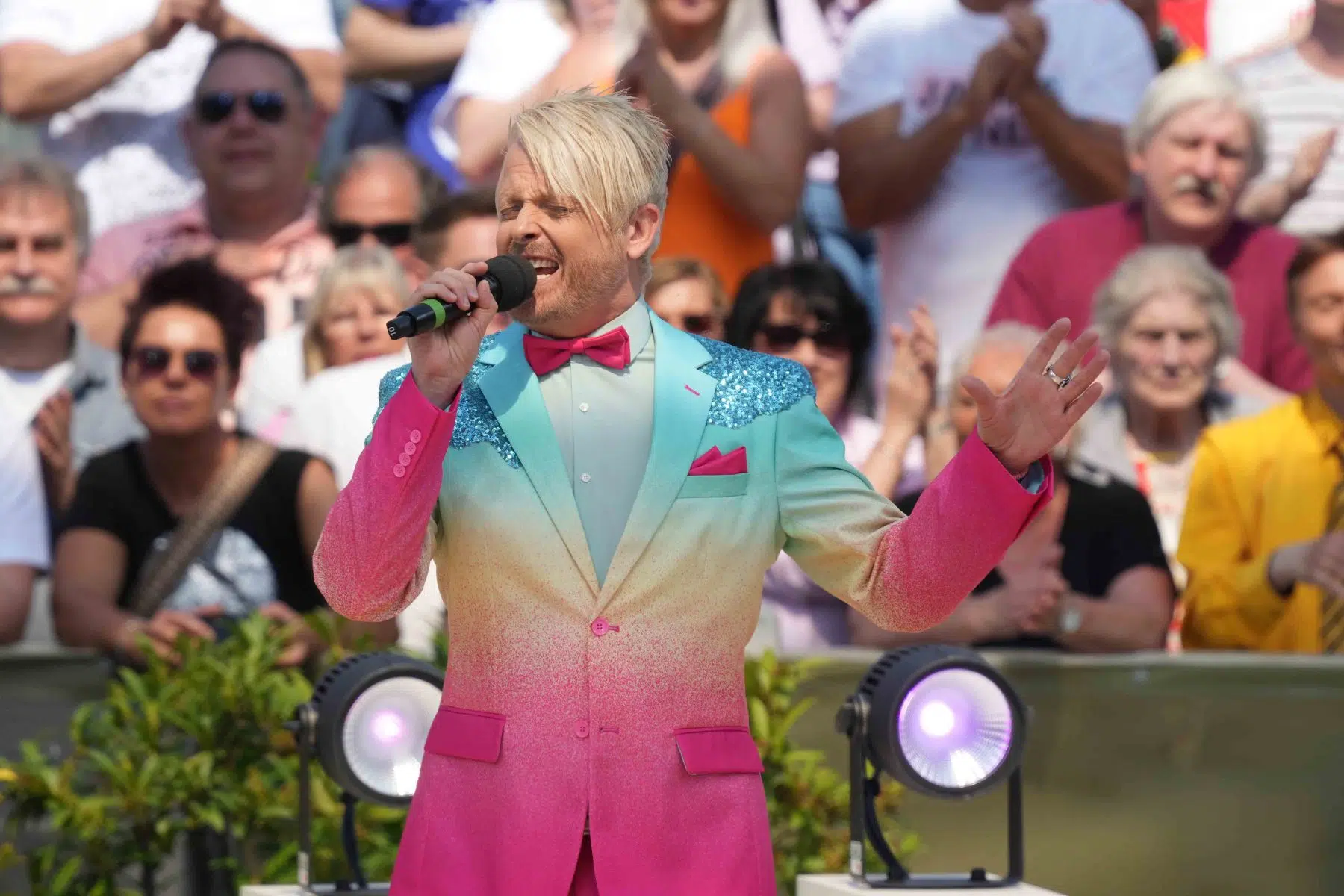 Sänger Ross Antony in der Unterhaltungsshow ZDF Fernsehgarten am 12.05.2024 in Mainz. Sänger Ross Antony in der Unterhaltungsshow ZDF Fernsehgarten am 12.05.2024 in Mainz.