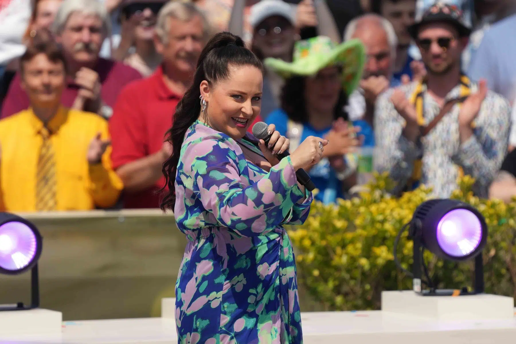 Sängerin Anaïsa in der Unterhaltungsshow ZDF Fernsehgarten am 12.05.2024 in Mainz. Sängerin Anaïsa in der Unterhaltungsshow ZDF Fernsehgarten am 12.05.2024 in Mainz.