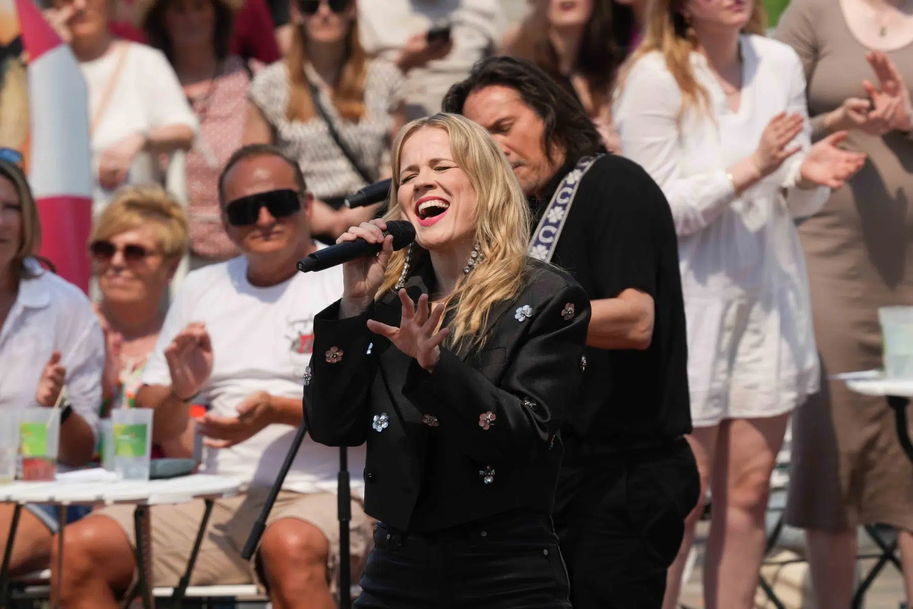 Sängerin Ilse DeLange in der Unterhaltungsshow ZDF Fernsehgarten am 12.05.2024 in Mainz. Sängerin Ilse DeLange in der Unterhaltungsshow ZDF Fernsehgarten am 12.05.2024 in Mainz.
