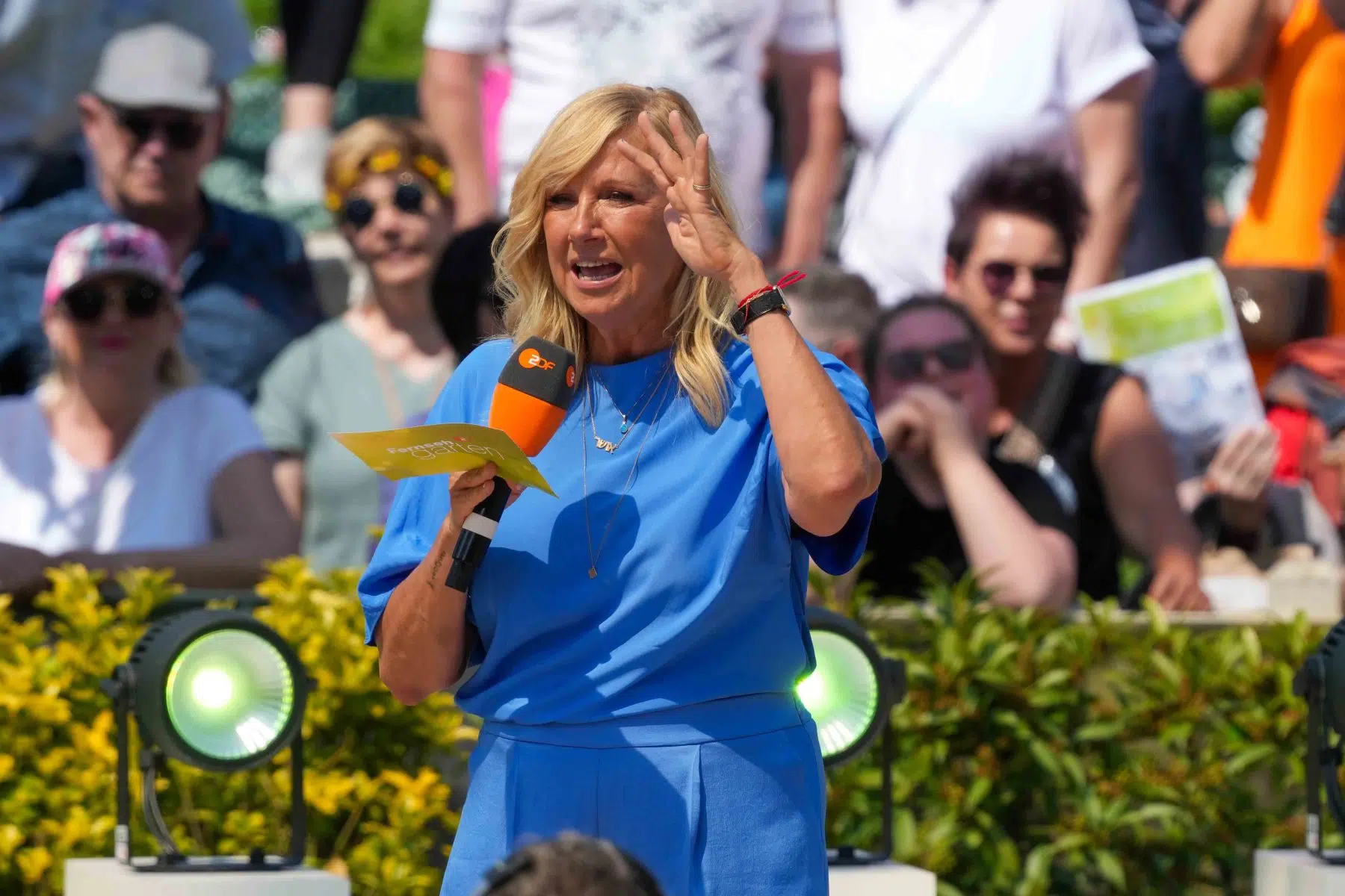 Moderatorin Andrea Kiwi Kiewel in der Unterhaltungsshow ZDF Fernsehgarten am 12.05.2024 in Mainz. Moderatorin Andrea Kiwi Kiewel in der Unterhaltungsshow ZDF Fernsehgarten am 12.05.2024 in Mainz.