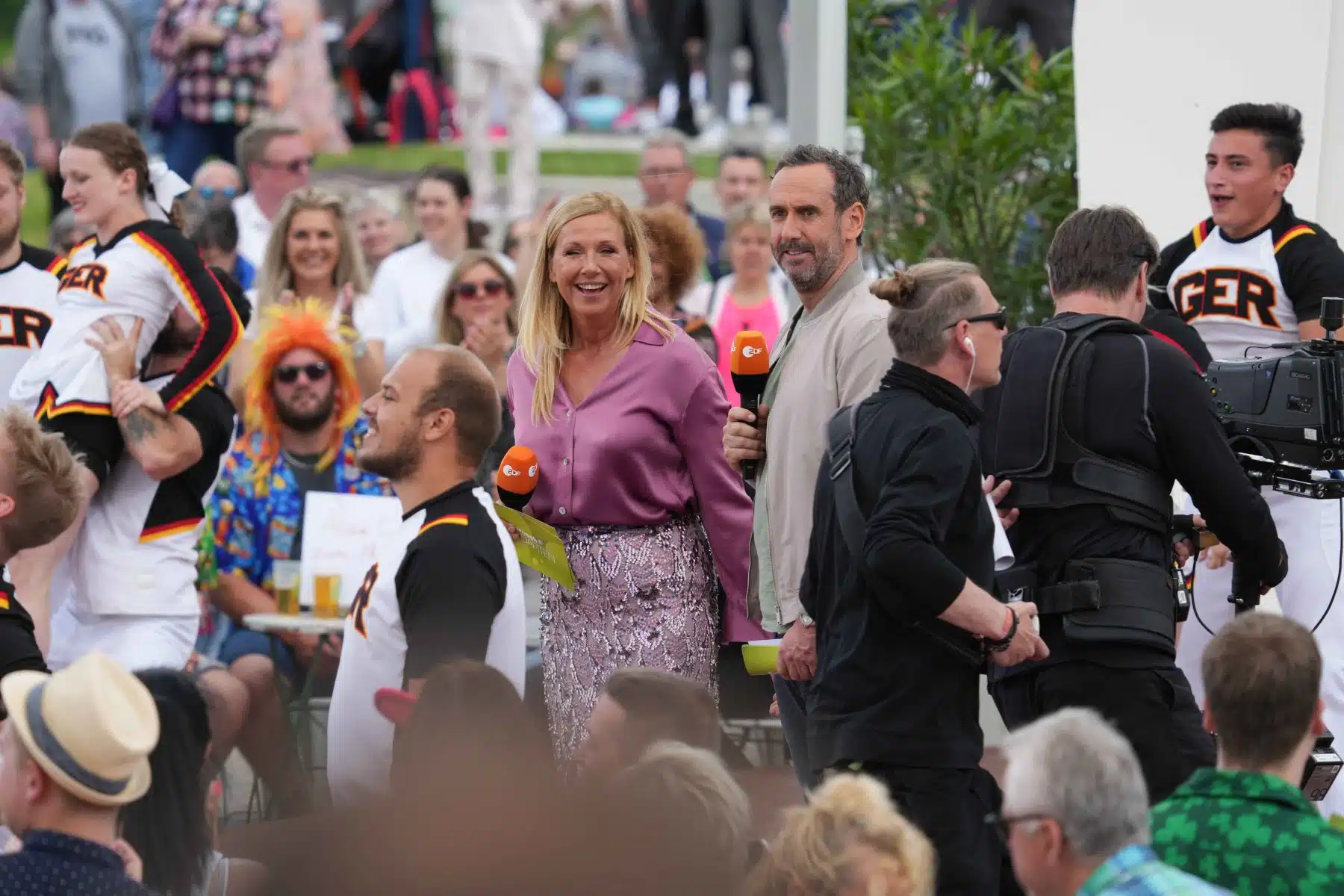 14.05.2023 Moderatorin Andrea Kiwi Kiewel und Elmar Paulke in der Unterhaltungsshow ZDF Fernsehgarten am 14.05.2023 in Mainz. 14.05.2023 Moderatorin Andrea Kiwi Kiewel und Elmar Paulke in der Unterhaltungsshow ZDF Fernsehgarten am 14.05.2023 in Mainz.