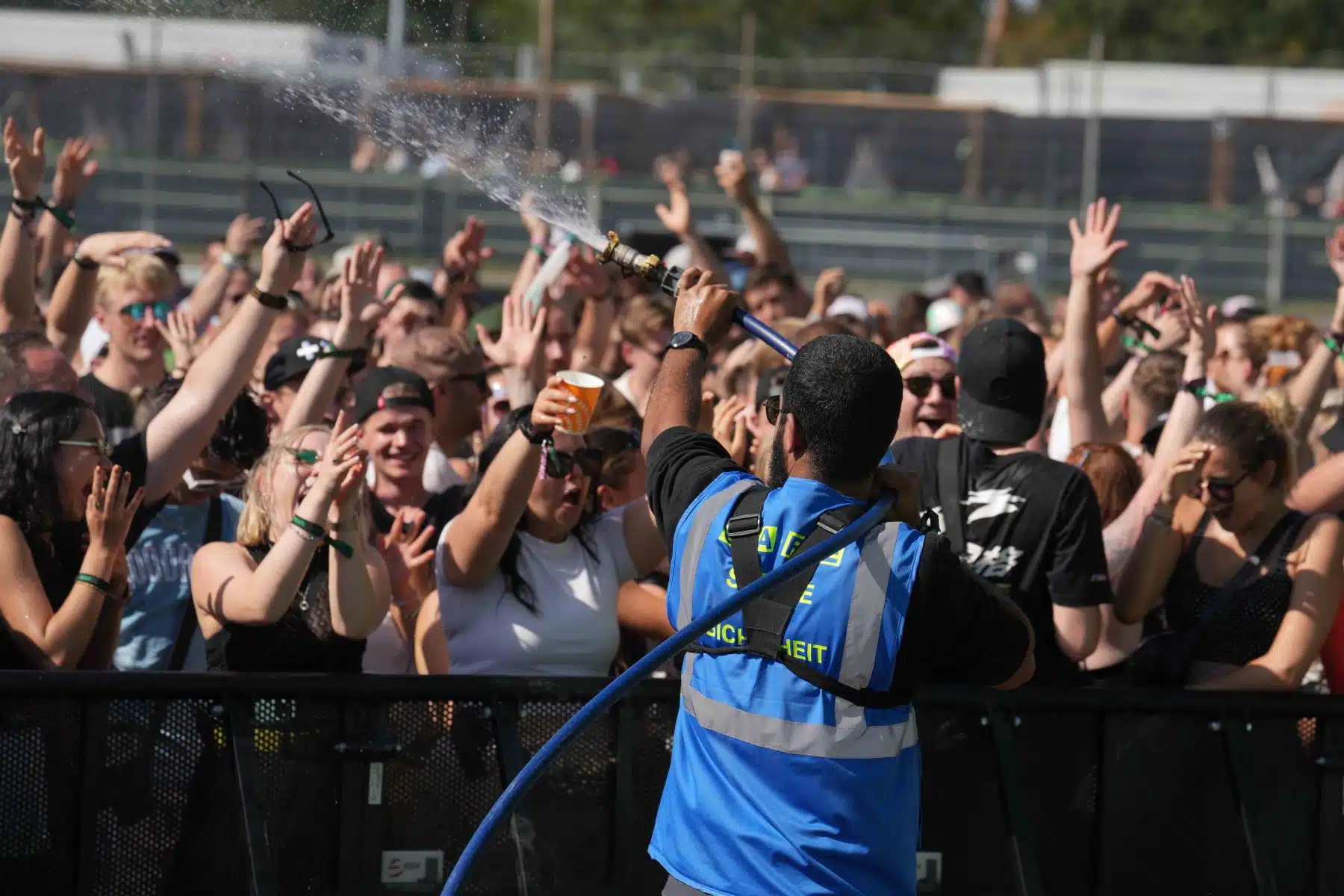 15.09.2023 Der Freitag - Glücksgefühle Festival - The Glück is coming home auf dem Hockenheimring.
FestivalFoto © by Boris Korpak/ bokopictures 15.09.2023 Der Freitag - Glücksgefühle Festival - The Glück is coming home auf dem Hockenheimring.
FestivalFoto © by Boris Korpak/ bokopictures