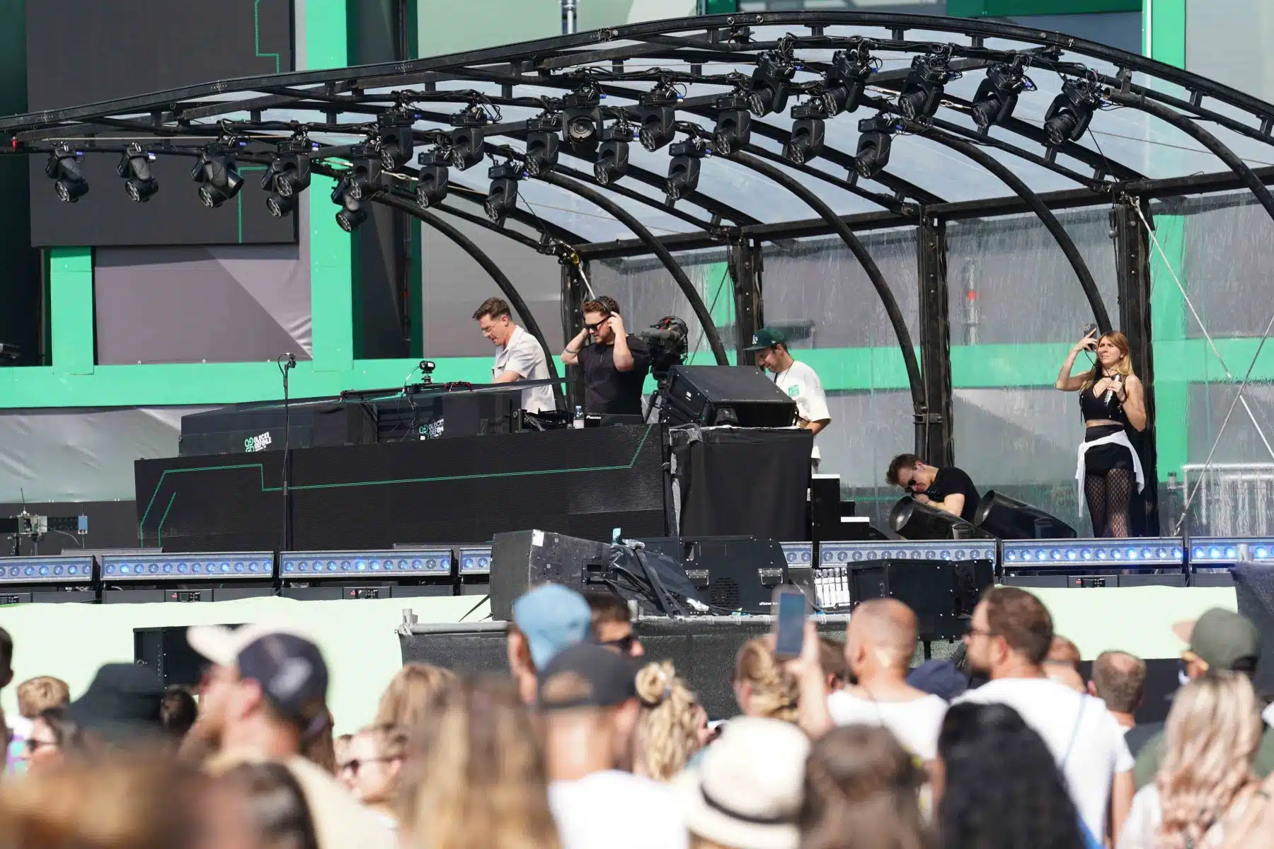 16.09.2023 Der Samstag - Glücksgefühle Festival - The Glück is coming home auf dem Hockenheimring.
FestivalFoto © by Boris Korpak/ bokopictures 16.09.2023 Der Samstag - Glücksgefühle Festival - The Glück is coming home auf dem Hockenheimring.
FestivalFoto © by Boris Korpak/ bokopictures