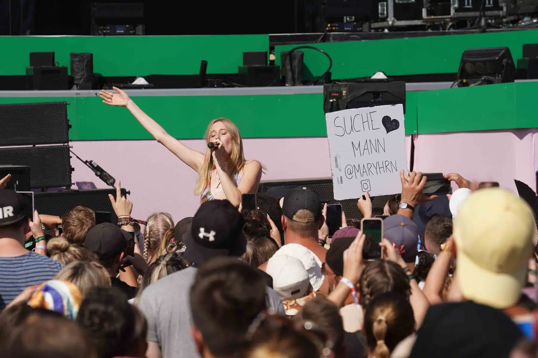 16.09.2023 Der Samstag - Glücksgefühle Festival - The Glück is coming home auf dem Hockenheimring.
FestivalFoto © by Boris Korpak/ bokopictures 16.09.2023 Der Samstag - Glücksgefühle Festival - The Glück is coming home auf dem Hockenheimring.
FestivalFoto © by Boris Korpak/ bokopictures