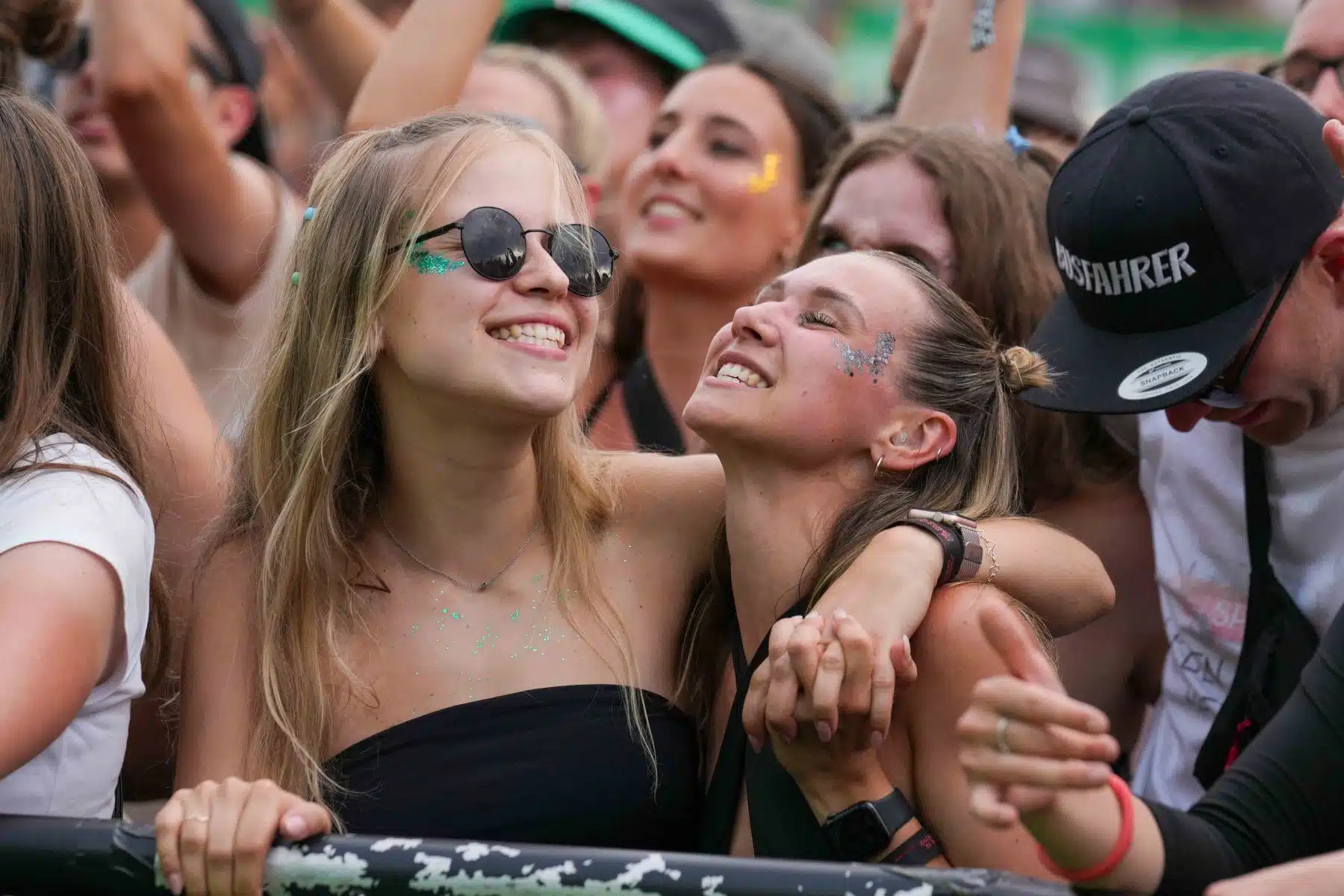 16.09.2023 Der Samstag - Glücksgefühle Festival - The Glück is coming home auf dem Hockenheimring.
FestivalFoto © by Boris Korpak/ bokopictures 16.09.2023 Der Samstag - Glücksgefühle Festival - The Glück is coming home auf dem Hockenheimring.
FestivalFoto © by Boris Korpak/ bokopictures