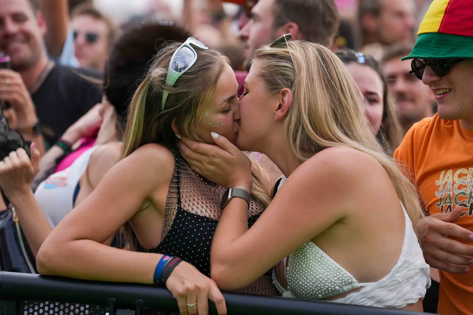 16.09.2023 Der Samstag - Glücksgefühle Festival - The Glück is coming home auf dem Hockenheimring.
FestivalFoto © by Boris Korpak/ bokopictures 16.09.2023 Der Samstag - Glücksgefühle Festival - The Glück is coming home auf dem Hockenheimring.
FestivalFoto © by Boris Korpak/ bokopictures