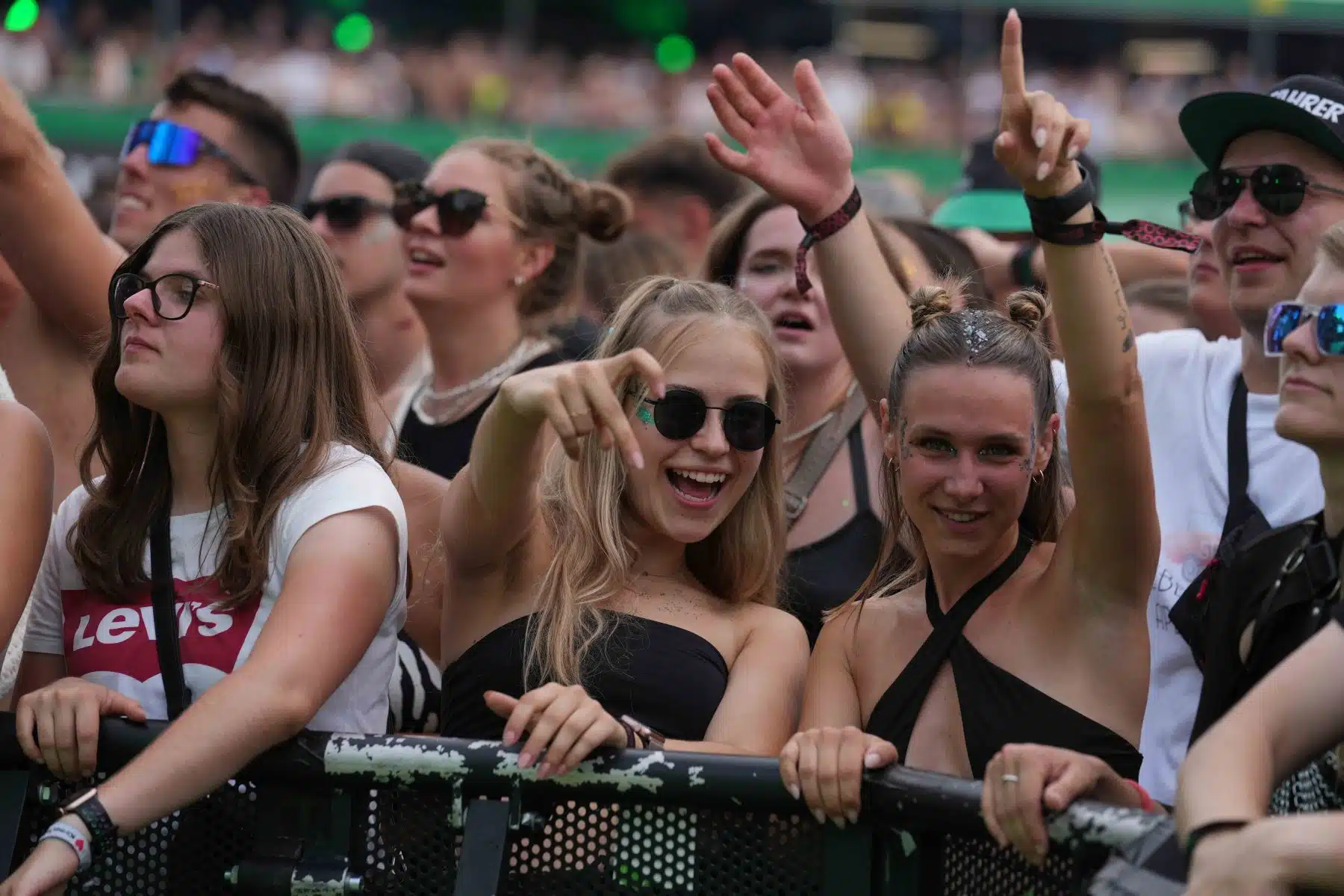 16.09.2023 Der Samstag - Glücksgefühle Festival - The Glück is coming home auf dem Hockenheimring.
FestivalFoto © by Boris Korpak/ bokopictures 16.09.2023 Der Samstag - Glücksgefühle Festival - The Glück is coming home auf dem Hockenheimring.
FestivalFoto © by Boris Korpak/ bokopictures
