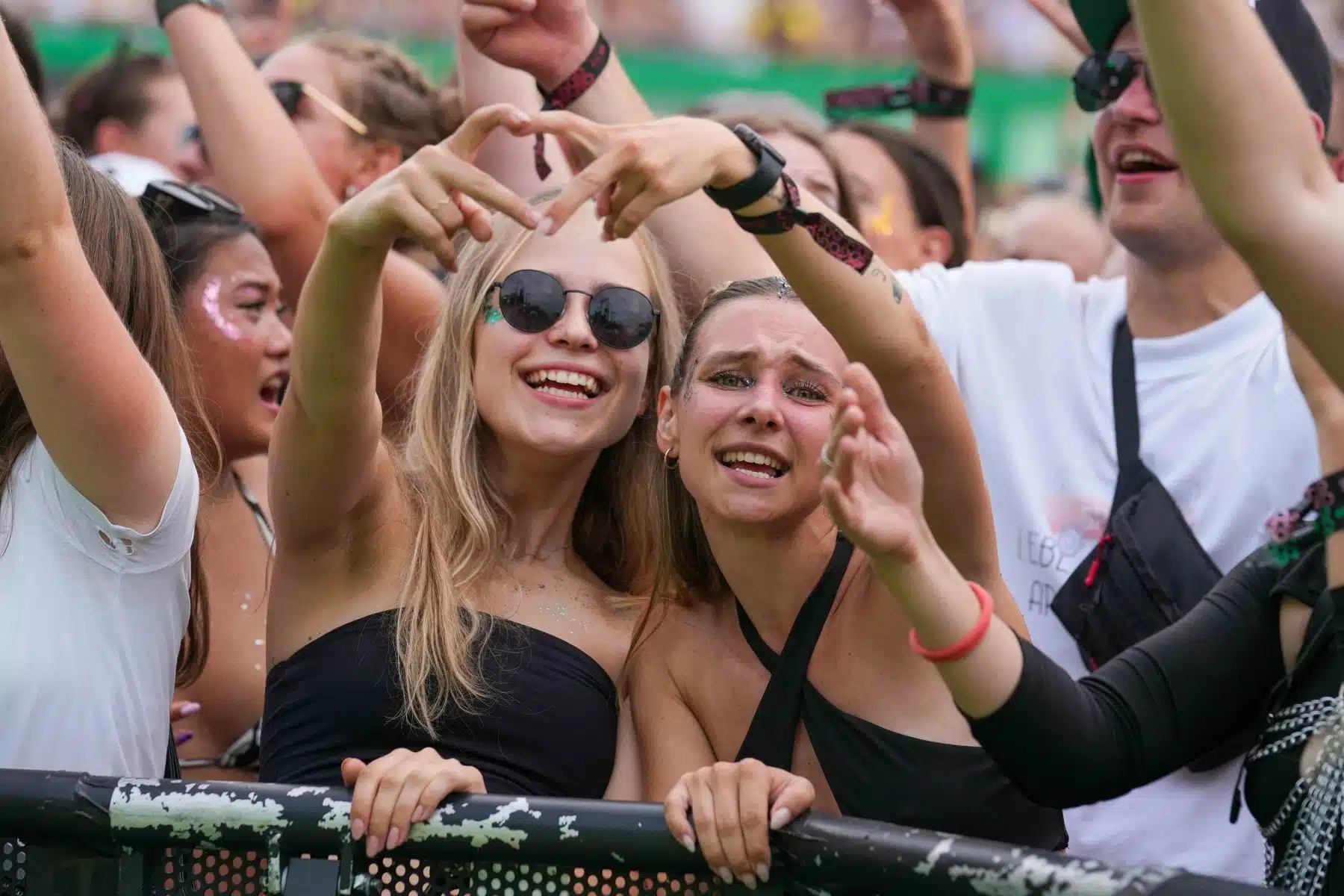 16.09.2023 Der Samstag - Glücksgefühle Festival - The Glück is coming home auf dem Hockenheimring.
FestivalFoto © by Boris Korpak/ bokopictures 16.09.2023 Der Samstag - Glücksgefühle Festival - The Glück is coming home auf dem Hockenheimring.
FestivalFoto © by Boris Korpak/ bokopictures