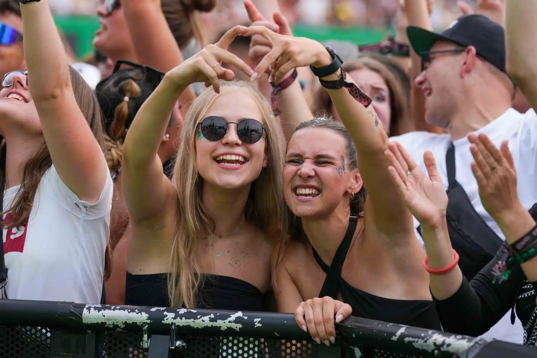 16.09.2023 Der Samstag - Glücksgefühle Festival - The Glück is coming home auf dem Hockenheimring.
FestivalFoto © by Boris Korpak/ bokopictures 16.09.2023 Der Samstag - Glücksgefühle Festival - The Glück is coming home auf dem Hockenheimring.
FestivalFoto © by Boris Korpak/ bokopictures
