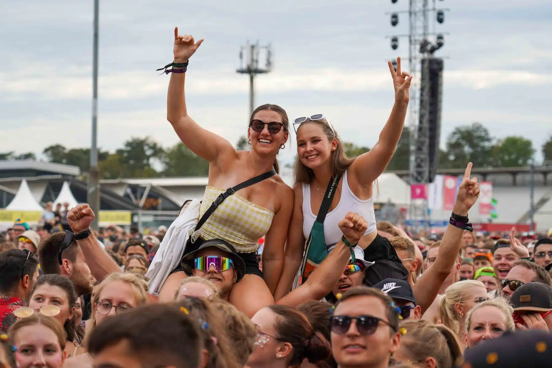 16.09.2023 Der Samstag - Glücksgefühle Festival - The Glück is coming home auf dem Hockenheimring.
FestivalFoto © by Boris Korpak/ bokopictures 16.09.2023 Der Samstag - Glücksgefühle Festival - The Glück is coming home auf dem Hockenheimring.
FestivalFoto © by Boris Korpak/ bokopictures