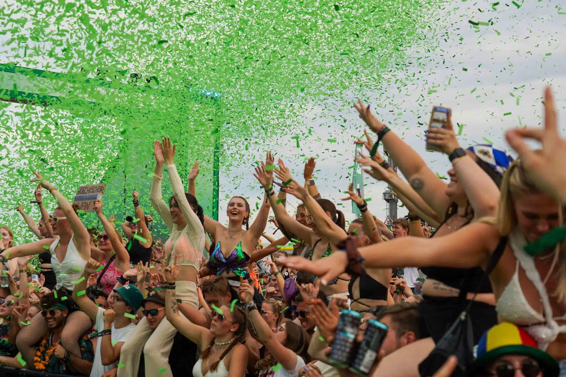 16.09.2023 Der Samstag - Glücksgefühle Festival - The Glück is coming home auf dem Hockenheimring.
FestivalFoto © by Boris Korpak/ bokopictures 16.09.2023 Der Samstag - Glücksgefühle Festival - The Glück is coming home auf dem Hockenheimring.
FestivalFoto © by Boris Korpak/ bokopictures