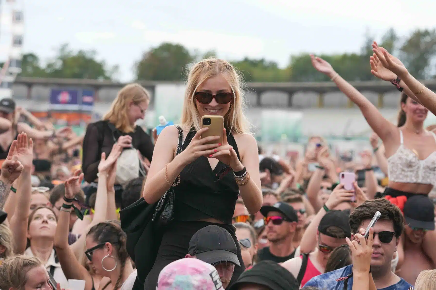 16.09.2023 Der Samstag - Glücksgefühle Festival - The Glück is coming home auf dem Hockenheimring.
FestivalFoto © by Boris Korpak/ bokopictures 16.09.2023 Der Samstag - Glücksgefühle Festival - The Glück is coming home auf dem Hockenheimring.
FestivalFoto © by Boris Korpak/ bokopictures