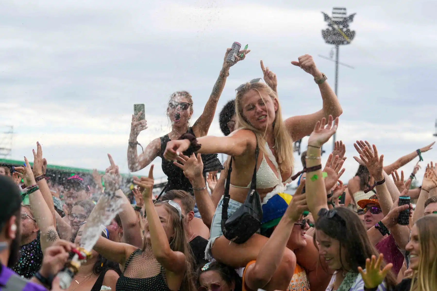 16.09.2023 Der Samstag - Glücksgefühle Festival - The Glück is coming home auf dem Hockenheimring.
FestivalFoto © by Boris Korpak/ bokopictures 16.09.2023 Der Samstag - Glücksgefühle Festival - The Glück is coming home auf dem Hockenheimring.
FestivalFoto © by Boris Korpak/ bokopictures
