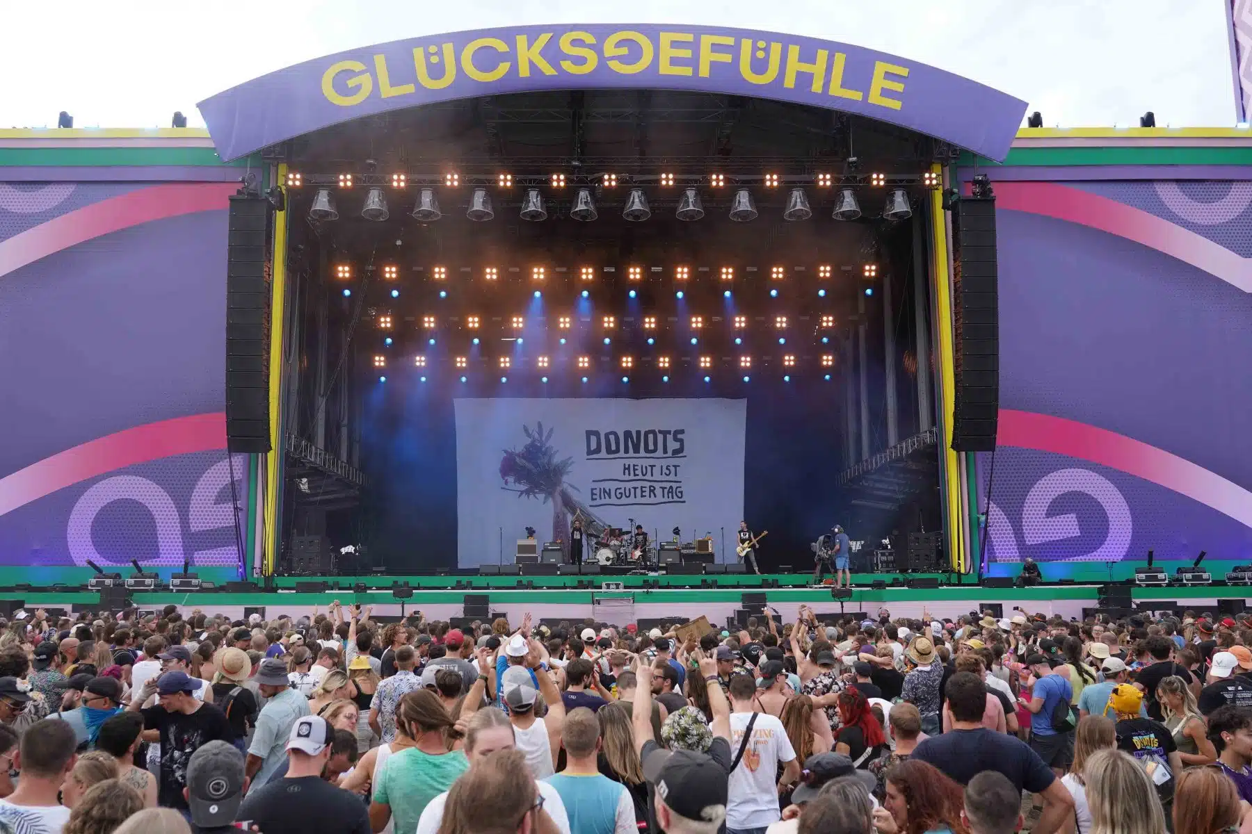 16.09.2023 Der Samstag - Glücksgefühle Festival - The Glück is coming home auf dem Hockenheimring.
FestivalFoto © by Boris Korpak/ bokopictures 16.09.2023 Der Samstag - Glücksgefühle Festival - The Glück is coming home auf dem Hockenheimring.
FestivalFoto © by Boris Korpak/ bokopictures