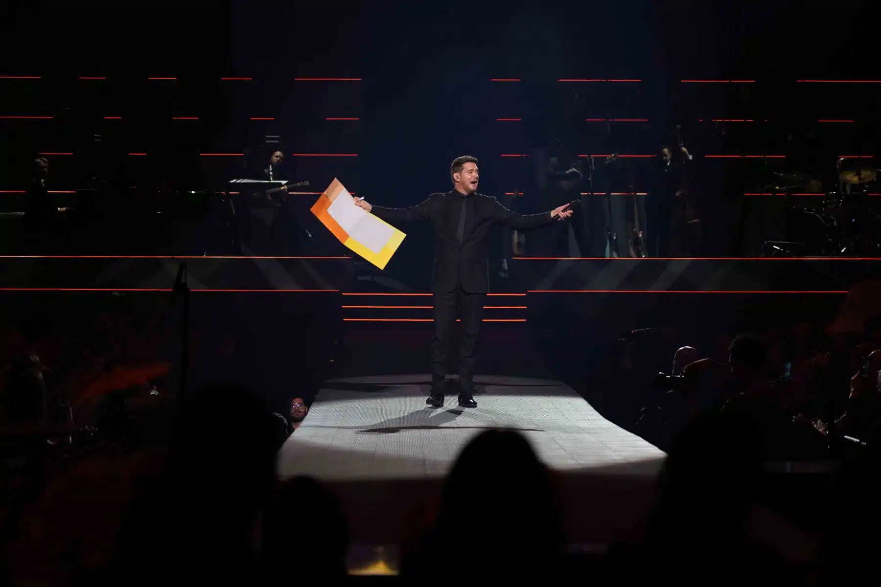 18.03.2023 Michael Bublé präsentierte sein herausragendes Repertoire in der SAP Arena Mannheim.
Foto © by Boris Korpak/ bokopictures 18.03.2023 Michael Bublé präsentierte sein herausragendes Repertoire in der SAP Arena Mannheim.
Foto © by Boris Korpak/ bokopictures