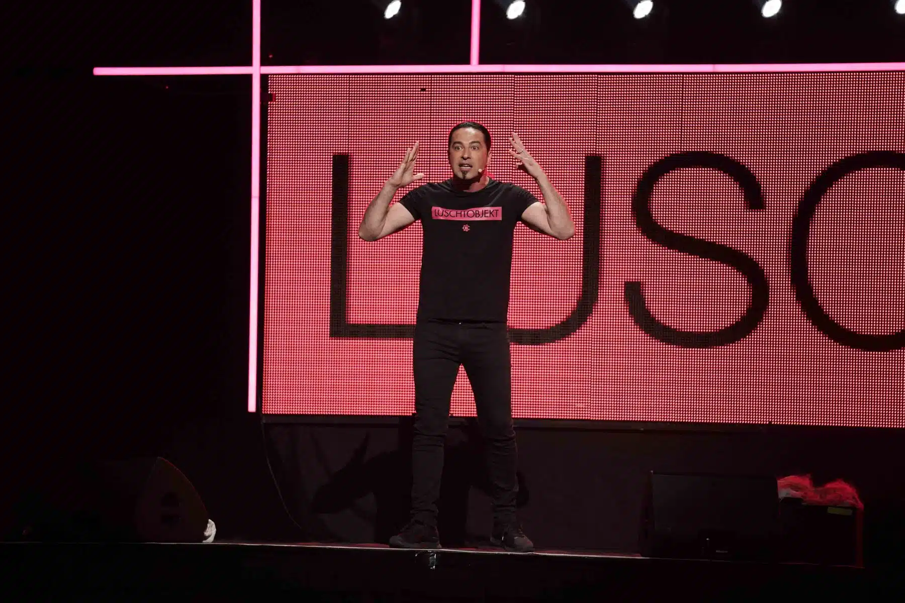 18.06.2022 Bülent Ceylan mit seinem elften Live-Programm „Luschtobjekt“ in der SAP Arena Mannheim. 18.06.2022 Bülent Ceylan mit seinem elften Live-Programm „Luschtobjekt“ in der SAP Arena Mannheim.