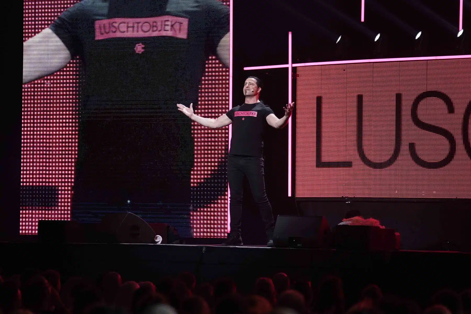 18.06.2022 Bülent Ceylan mit seinem elften Live-Programm „Luschtobjekt“ in der SAP Arena Mannheim. 18.06.2022 Bülent Ceylan mit seinem elften Live-Programm „Luschtobjekt“ in der SAP Arena Mannheim.