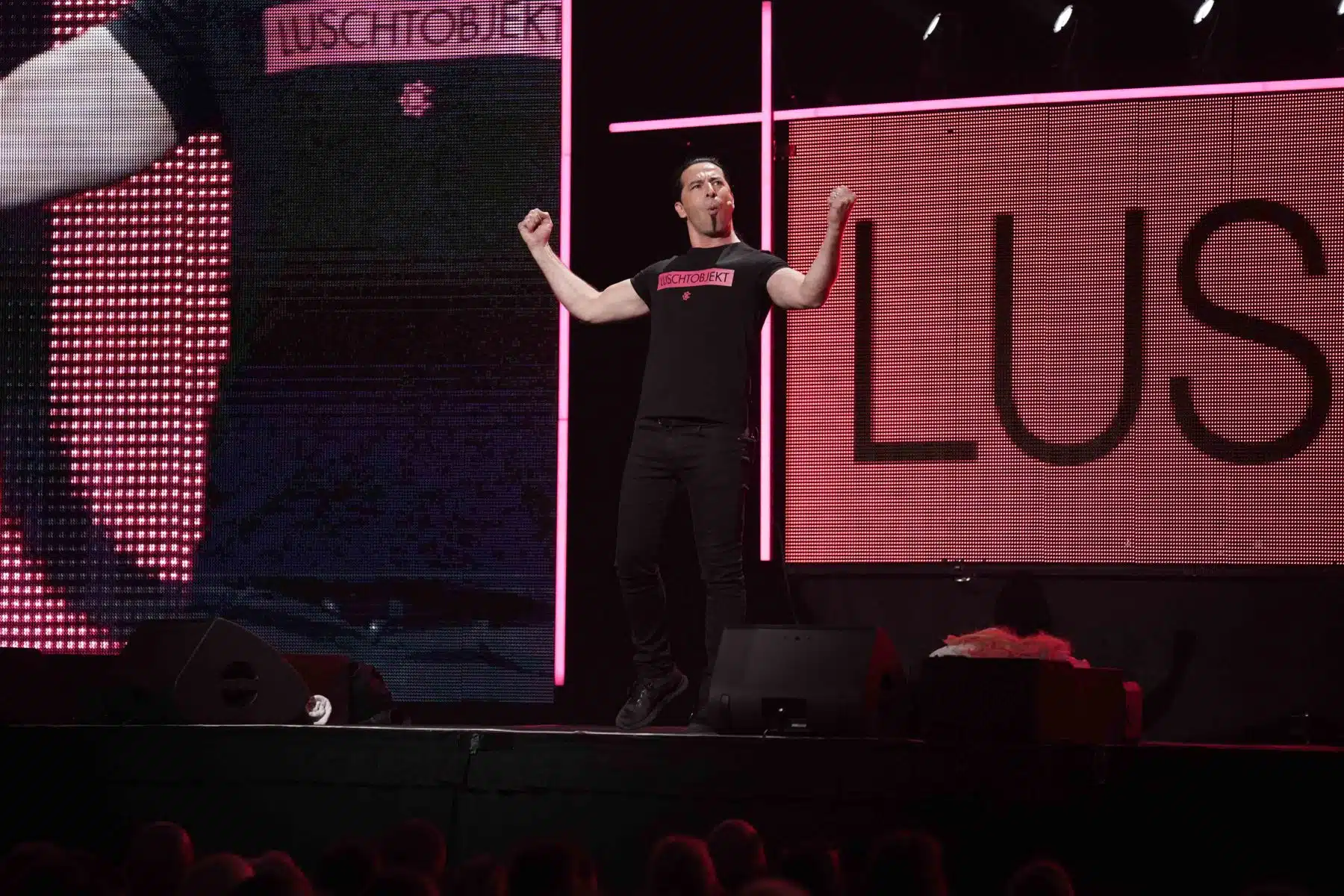 18.06.2022 Bülent Ceylan mit seinem elften Live-Programm „Luschtobjekt“ in der SAP Arena Mannheim. 18.06.2022 Bülent Ceylan mit seinem elften Live-Programm „Luschtobjekt“ in der SAP Arena Mannheim.