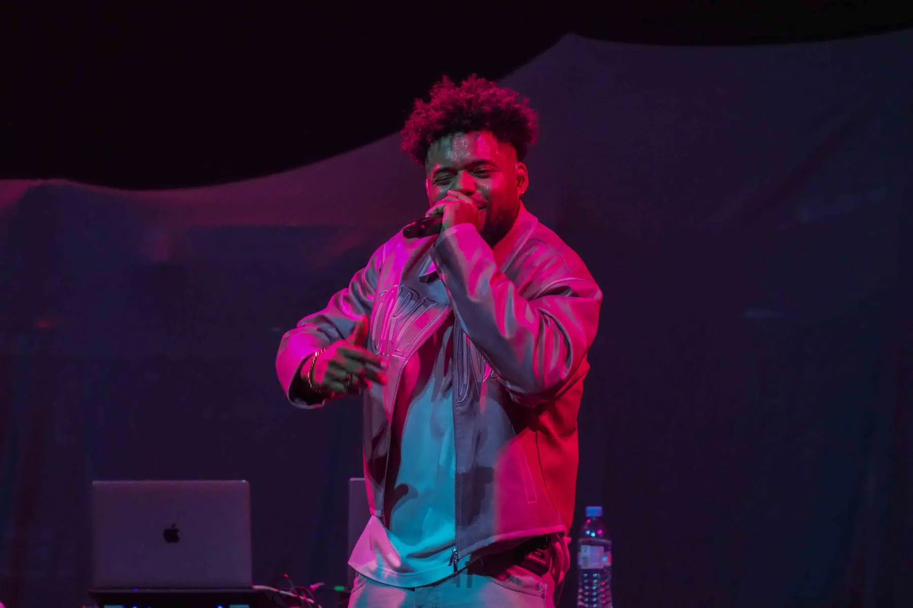 Support: Bensh für Peter Fox mit seiner „LoveSongs“-Tour in der SAP Arena Mannheim am 18.09.2024. Support: Bensh für Peter Fox mit seiner „LoveSongs“-Tour in der SAP Arena Mannheim am 18.09.2024.