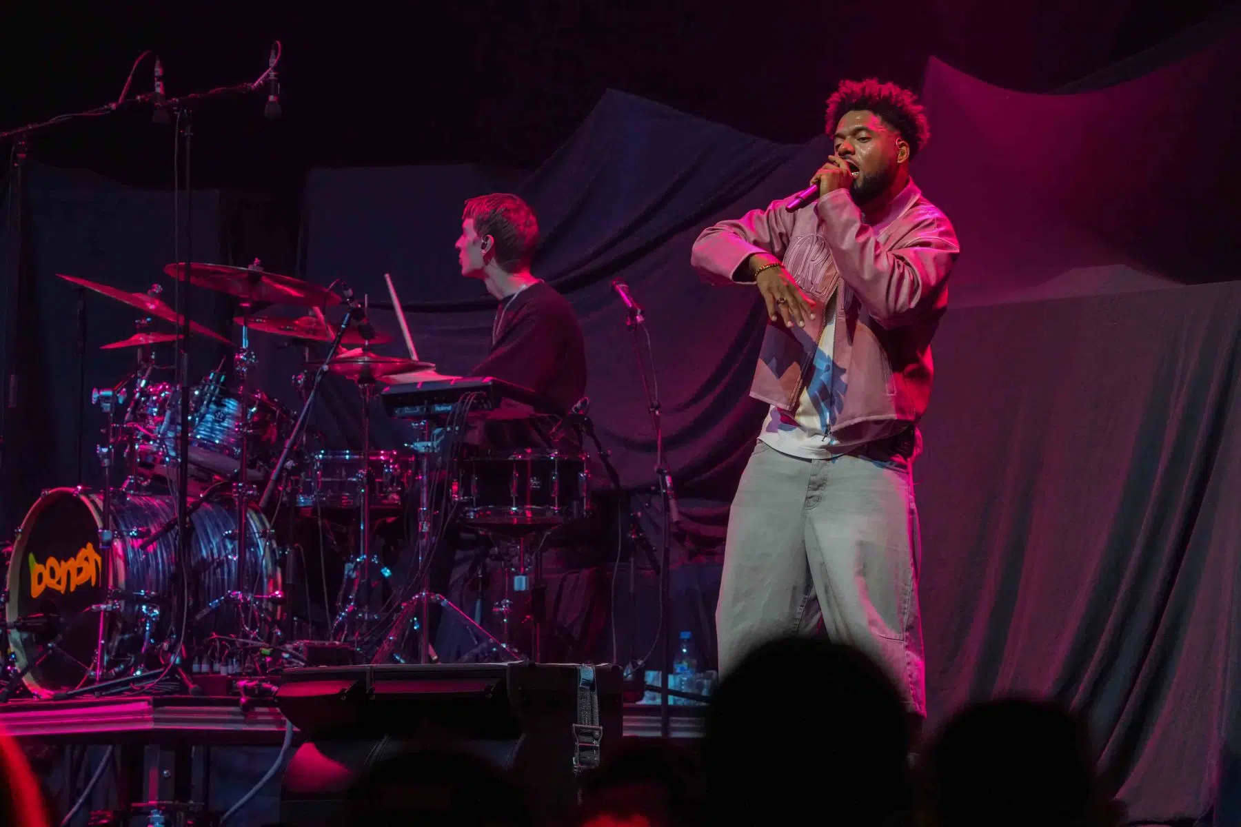 Support: Bensh für Peter Fox mit seiner „LoveSongs“-Tour in der SAP Arena Mannheim am 18.09.2024. Support: Bensh für Peter Fox mit seiner „LoveSongs“-Tour in der SAP Arena Mannheim am 18.09.2024.