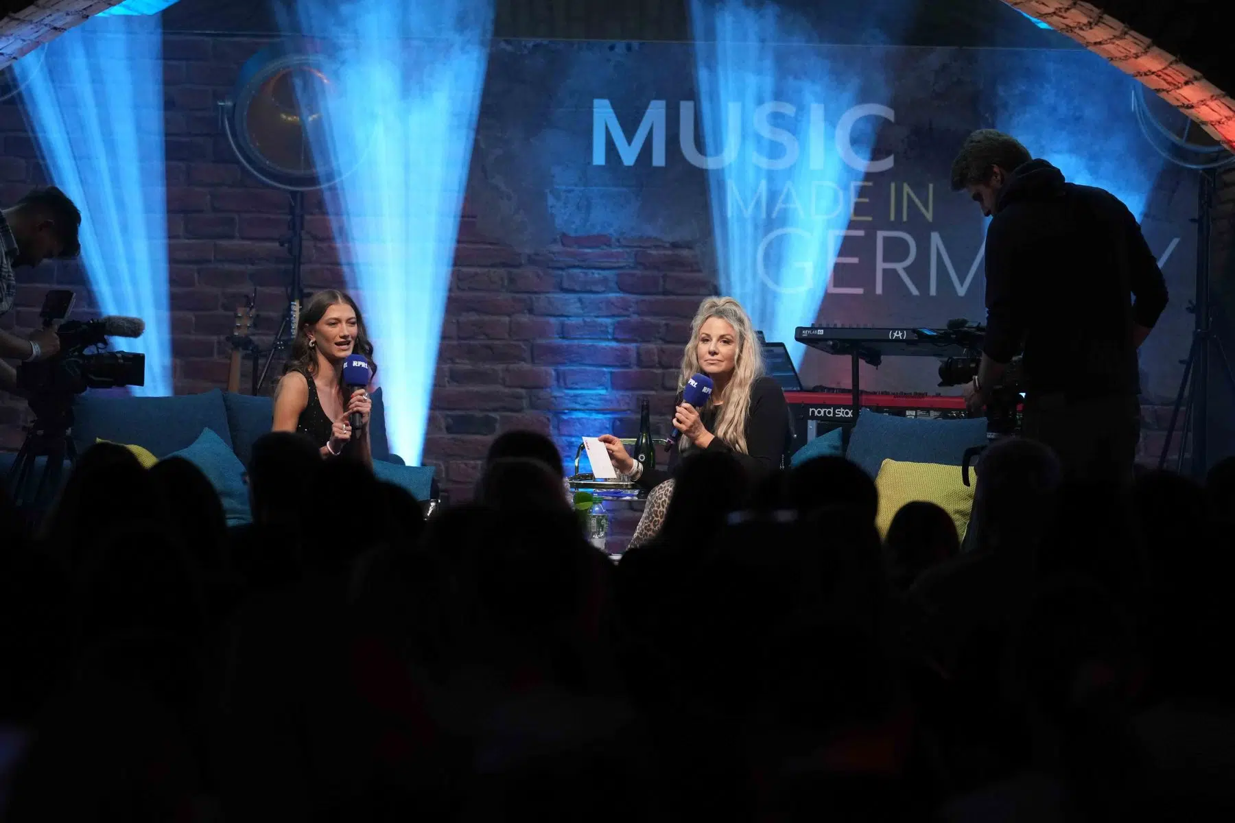 19.04.2024 Im Rahmen der RPR1-Reihe „Music made in Germany on Tour“ war Sängerin und Songwriterin Leony im Ingelheimer Winzerkeller zu Gast. 19.04.2024 Im Rahmen der RPR1-Reihe „Music made in Germany on Tour“ war Sängerin und Songwriterin Leony im Ingelheimer Winzerkeller zu Gast.