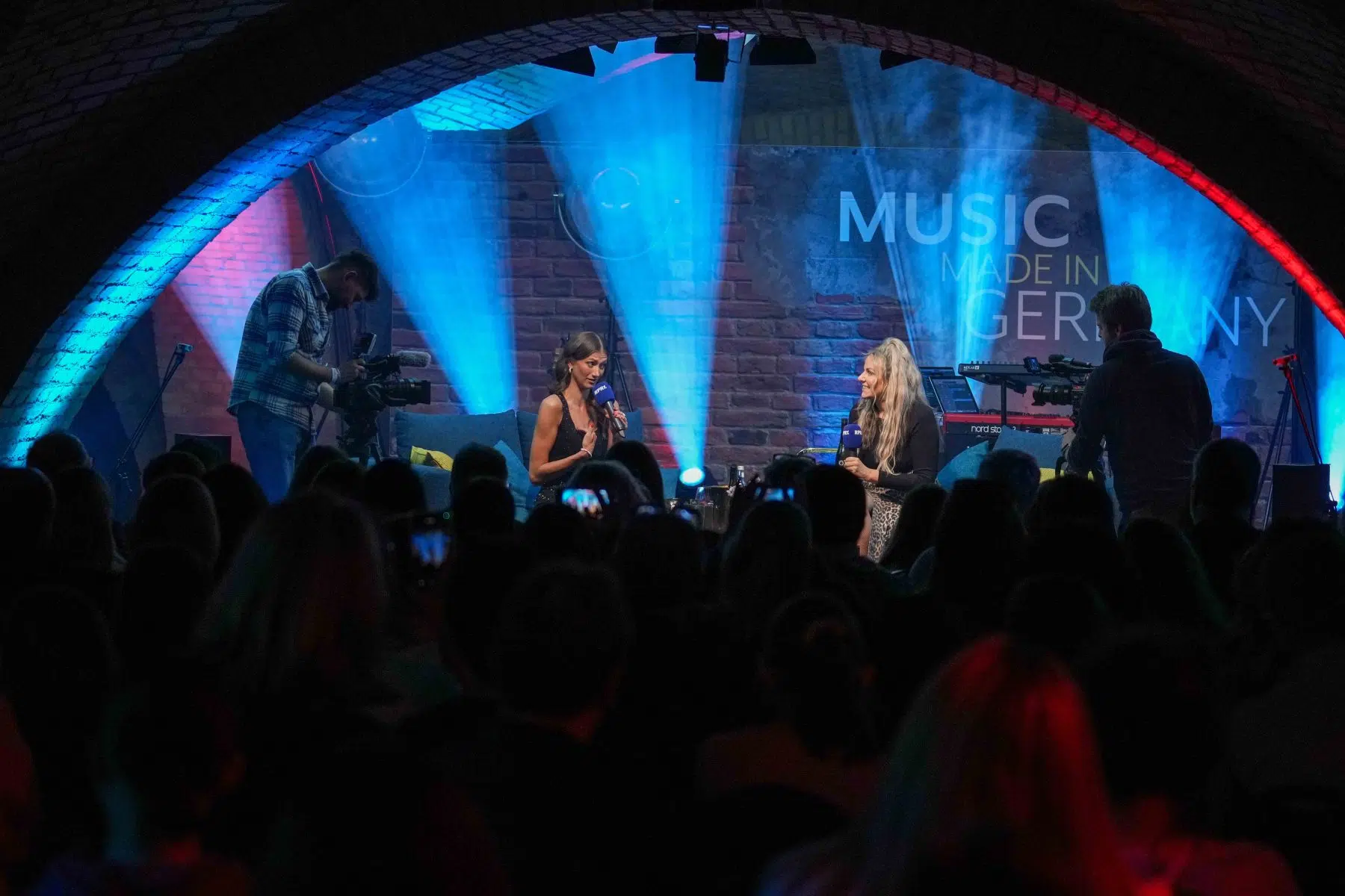19.04.2024 Im Rahmen der RPR1-Reihe „Music made in Germany on Tour“ war Sängerin und Songwriterin Leony im Ingelheimer Winzerkeller zu Gast. 19.04.2024 Im Rahmen der RPR1-Reihe „Music made in Germany on Tour“ war Sängerin und Songwriterin Leony im Ingelheimer Winzerkeller zu Gast.