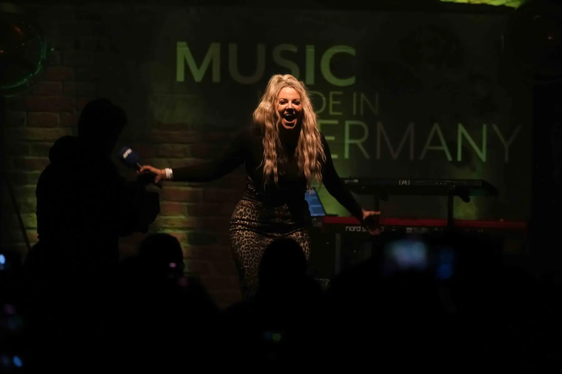 19.04.2024 Im Rahmen der RPR1-Reihe „Music made in Germany on Tour“ war Sängerin und Songwriterin Leony im Ingelheimer Winzerkeller zu Gast. 19.04.2024 Im Rahmen der RPR1-Reihe „Music made in Germany on Tour“ war Sängerin und Songwriterin Leony im Ingelheimer Winzerkeller zu Gast.