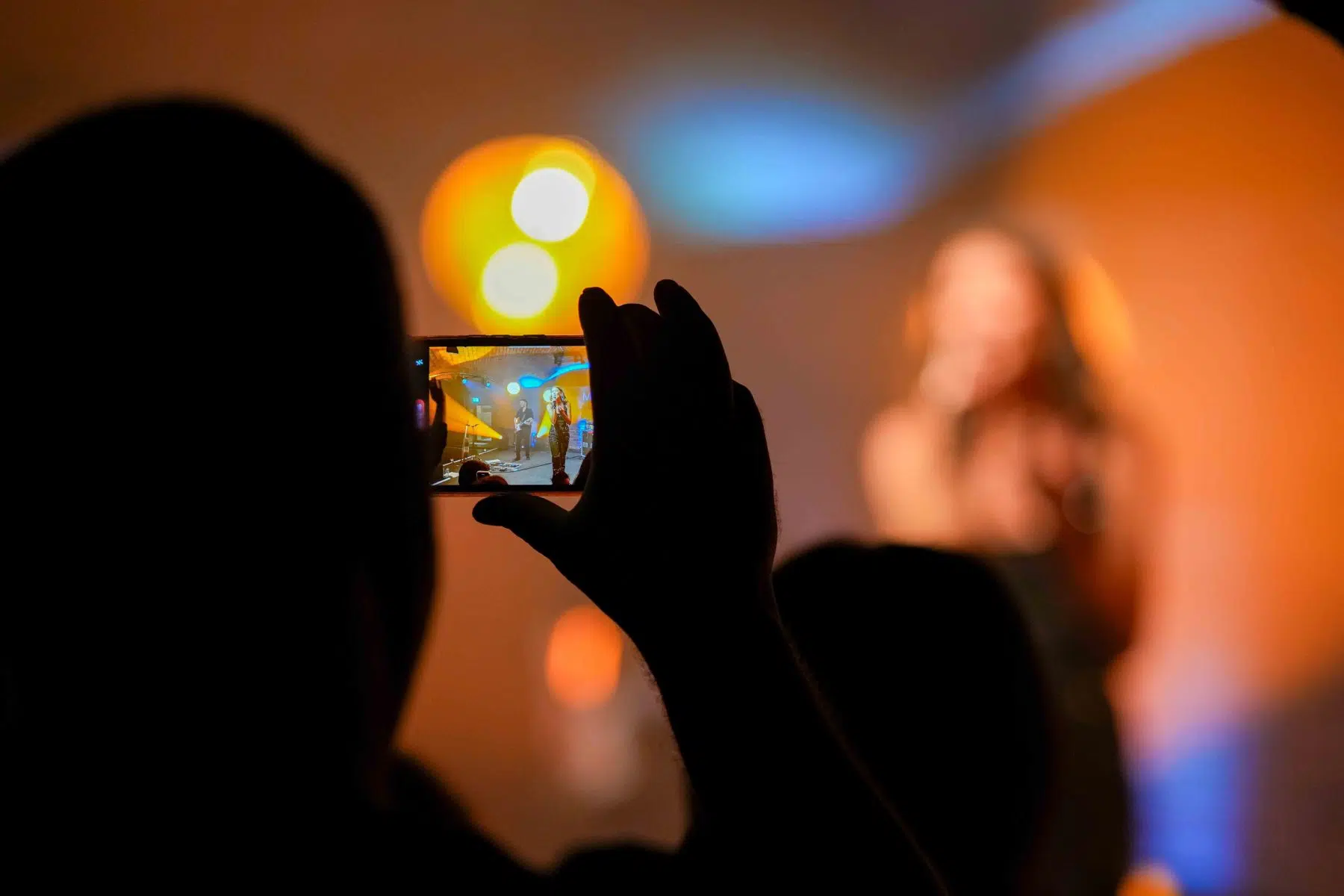 19.04.2024 Im Rahmen der RPR1-Reihe „Music made in Germany on Tour“ war Sängerin und Songwriterin Leony im Ingelheimer Winzerkeller zu Gast. 19.04.2024 Im Rahmen der RPR1-Reihe „Music made in Germany on Tour“ war Sängerin und Songwriterin Leony im Ingelheimer Winzerkeller zu Gast.