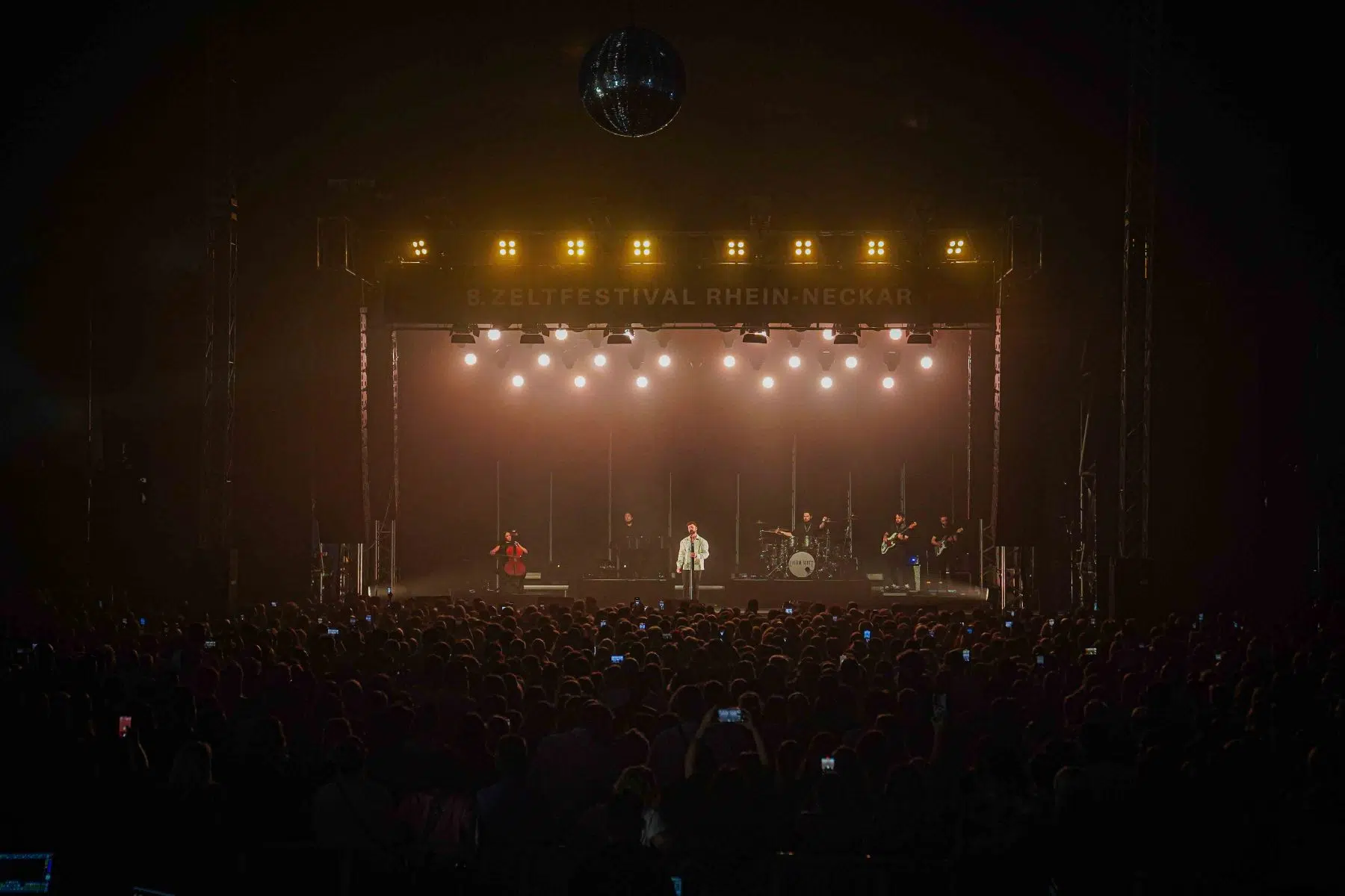 Calum Scott auf Europatournee 2024 Support in Mannheim war Malik Harris. Calum Scott auf Europatournee 2024 Support in Mannheim war Malik Harris.