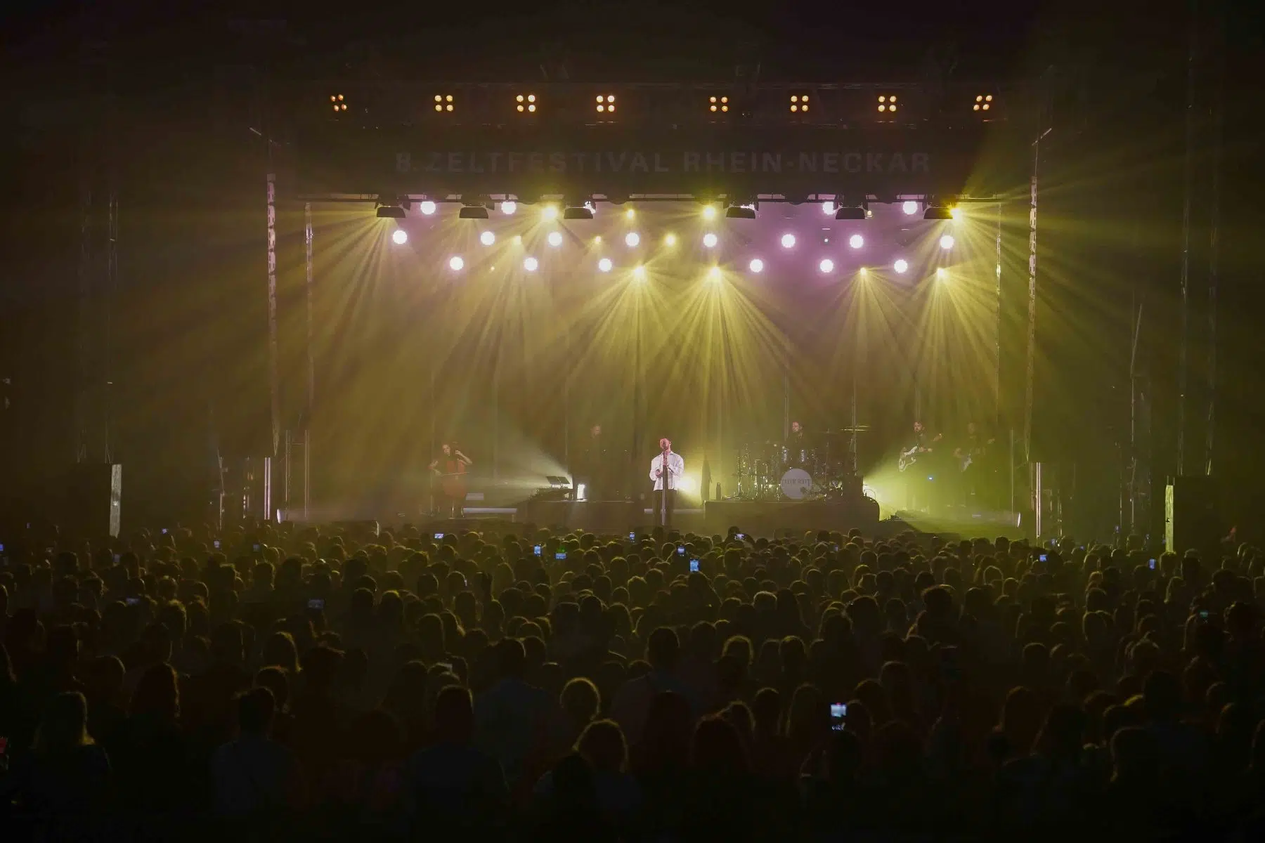 Calum Scott auf Europatournee 2024 Support in Mannheim war Malik Harris. Calum Scott auf Europatournee 2024 Support in Mannheim war Malik Harris.