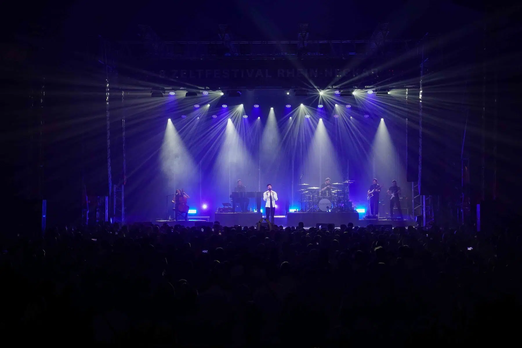 Calum Scott auf Europatournee 2024 Support in Mannheim war Malik Harris. Calum Scott auf Europatournee 2024 Support in Mannheim war Malik Harris.