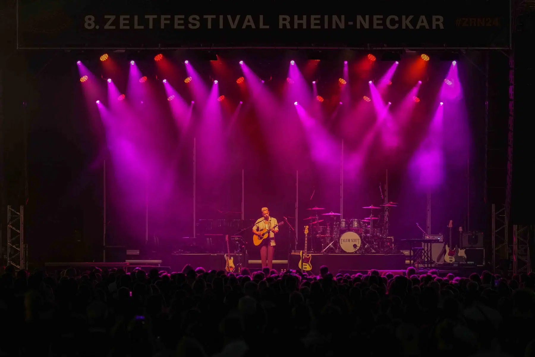 Calum Scott auf Europatournee 2024 Support in Mannheim war Malik Harris. Calum Scott auf Europatournee 2024 Support in Mannheim war Malik Harris.