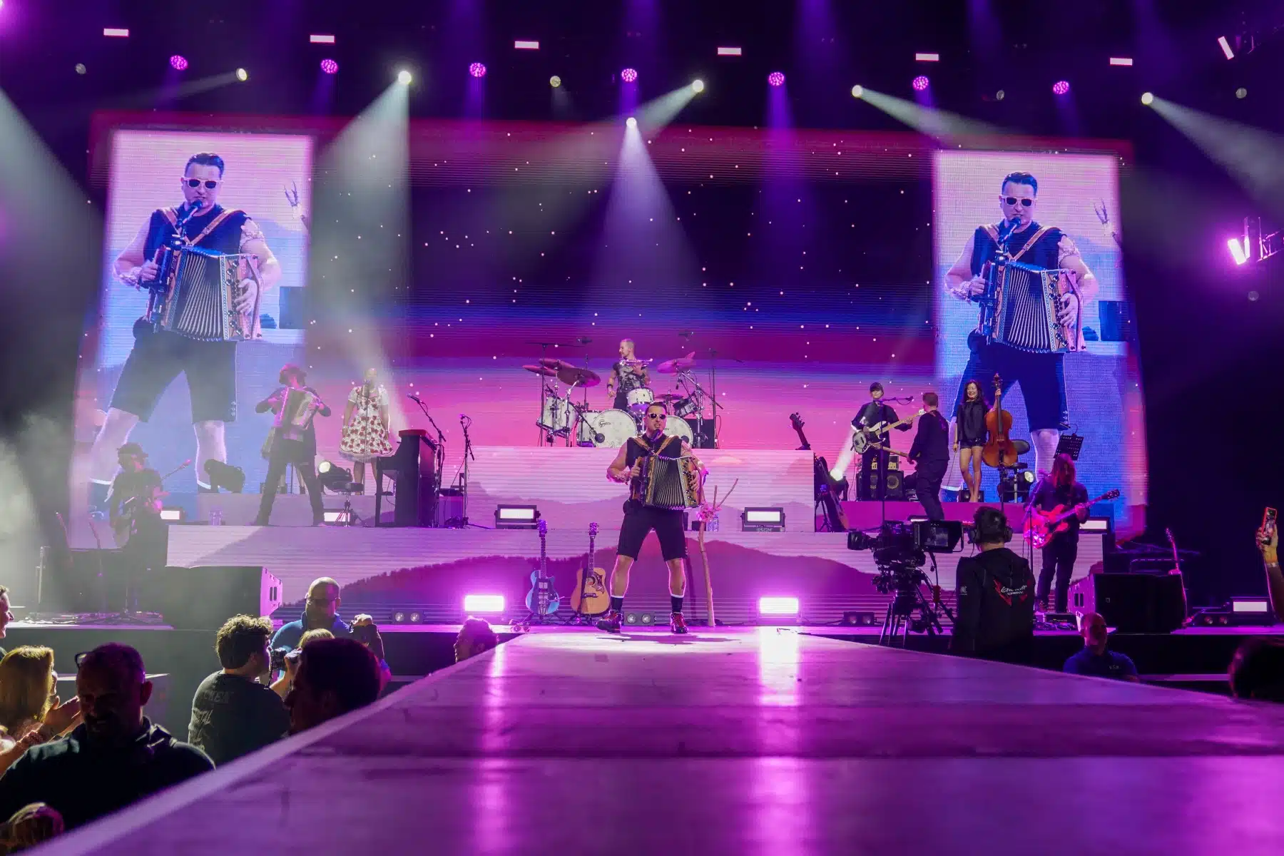 29.04.2023 Andreas Gabalier auf seiner Dirndl Wahnsinn Hulapalu Tour 2023 in der Festhalle Frankfurt. 29.04.2023 Andreas Gabalier auf seiner Dirndl Wahnsinn Hulapalu Tour 2023 in der Festhalle Frankfurt.