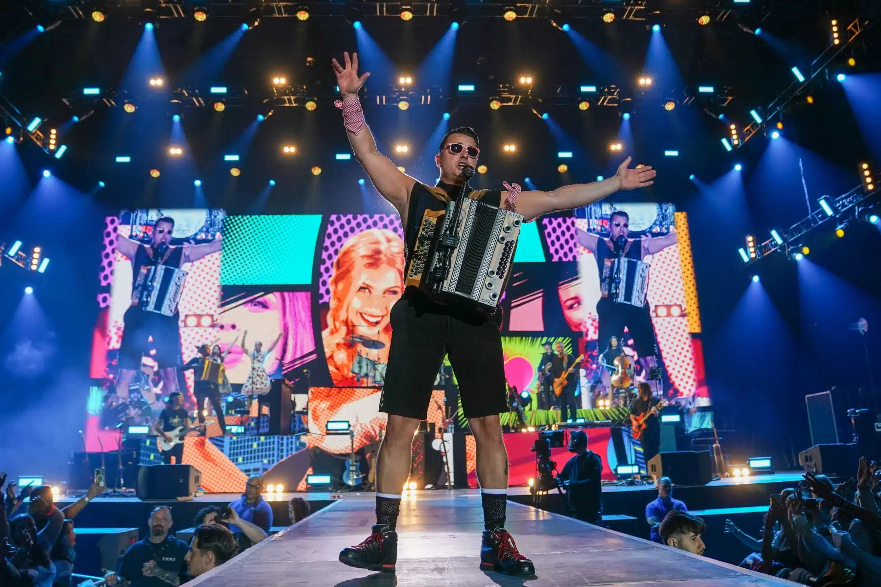 29.04.2023 Andreas Gabalier auf seiner Dirndl Wahnsinn Hulapalu Tour 2023 in der Festhalle Frankfurt. 29.04.2023 Andreas Gabalier auf seiner Dirndl Wahnsinn Hulapalu Tour 2023 in der Festhalle Frankfurt.