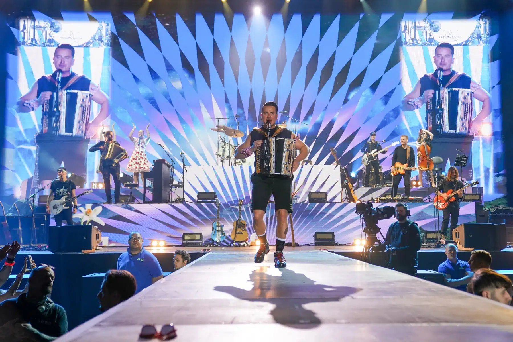 29.04.2023 Andreas Gabalier auf seiner Dirndl Wahnsinn Hulapalu Tour 2023 in der Festhalle Frankfurt. 29.04.2023 Andreas Gabalier auf seiner Dirndl Wahnsinn Hulapalu Tour 2023 in der Festhalle Frankfurt.