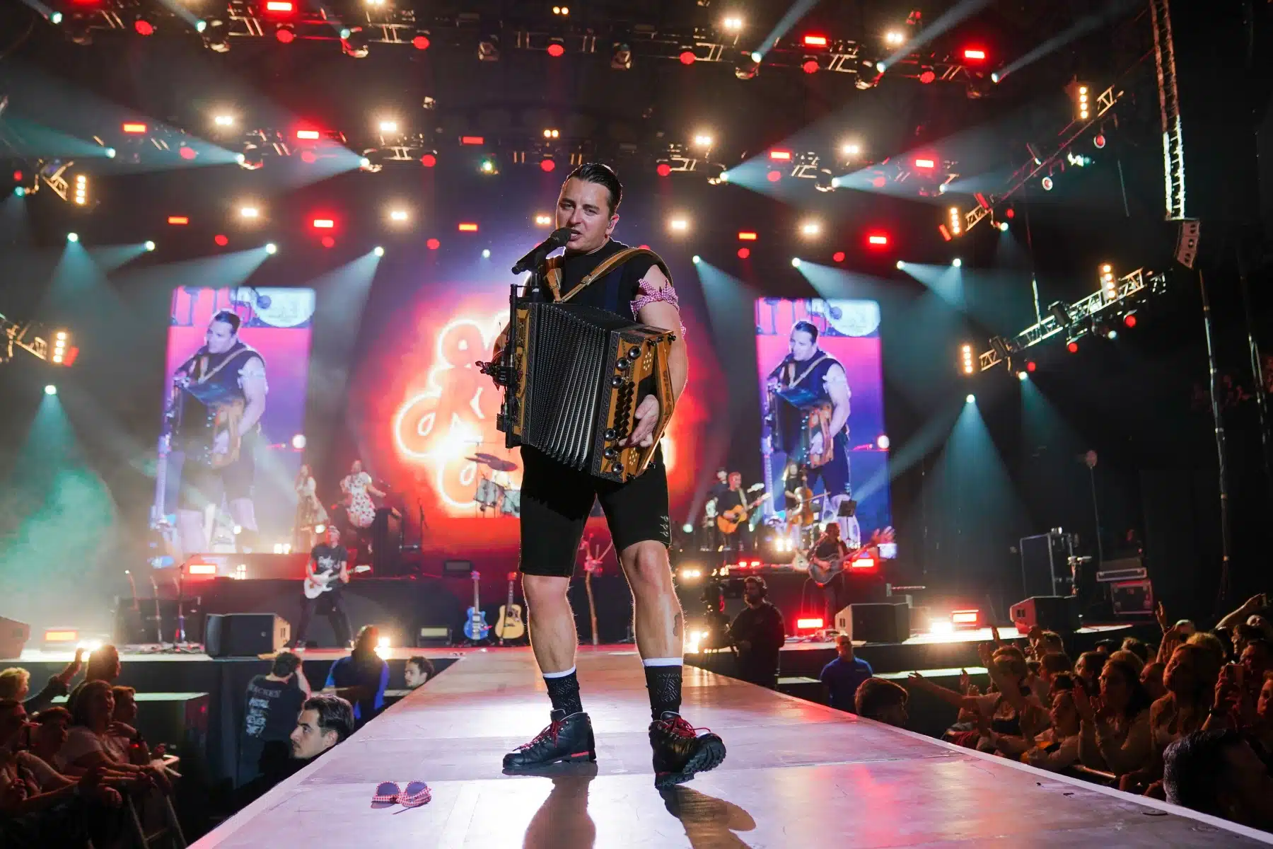 29.04.2023 Andreas Gabalier auf seiner Dirndl Wahnsinn Hulapalu Tour 2023 in der Festhalle Frankfurt. 29.04.2023 Andreas Gabalier auf seiner Dirndl Wahnsinn Hulapalu Tour 2023 in der Festhalle Frankfurt.