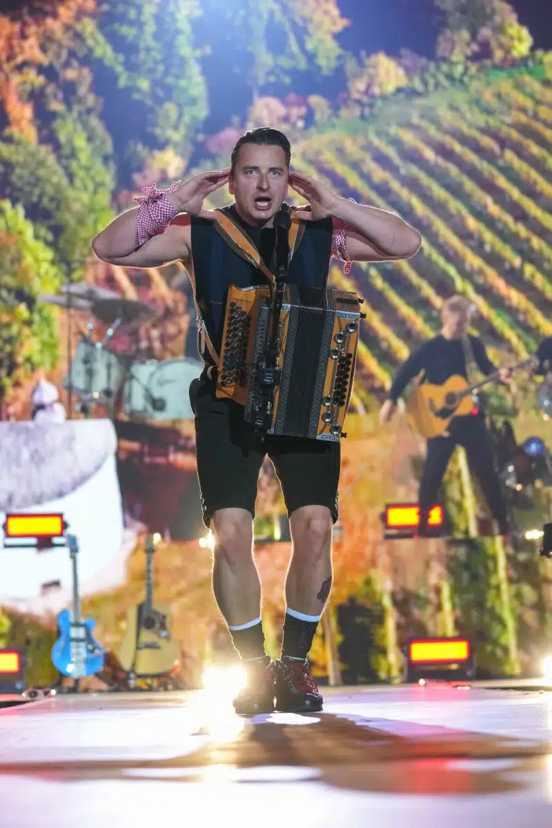 29.04.2023 Andreas Gabalier auf seiner Dirndl Wahnsinn Hulapalu Tour 2023 in der Festhalle Frankfurt. 29.04.2023 Andreas Gabalier auf seiner Dirndl Wahnsinn Hulapalu Tour 2023 in der Festhalle Frankfurt.